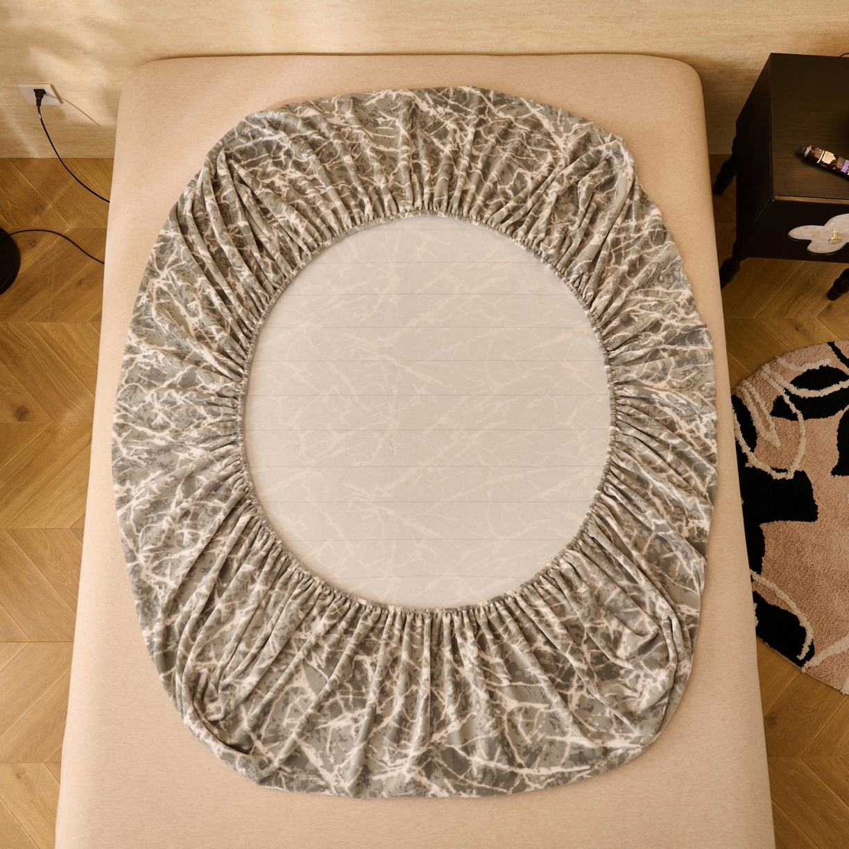 91家纺网 家纺一手货源 找家纺 早晨家纺 2025新款高克重牛奶绒烂花单床笠 寒枝静语