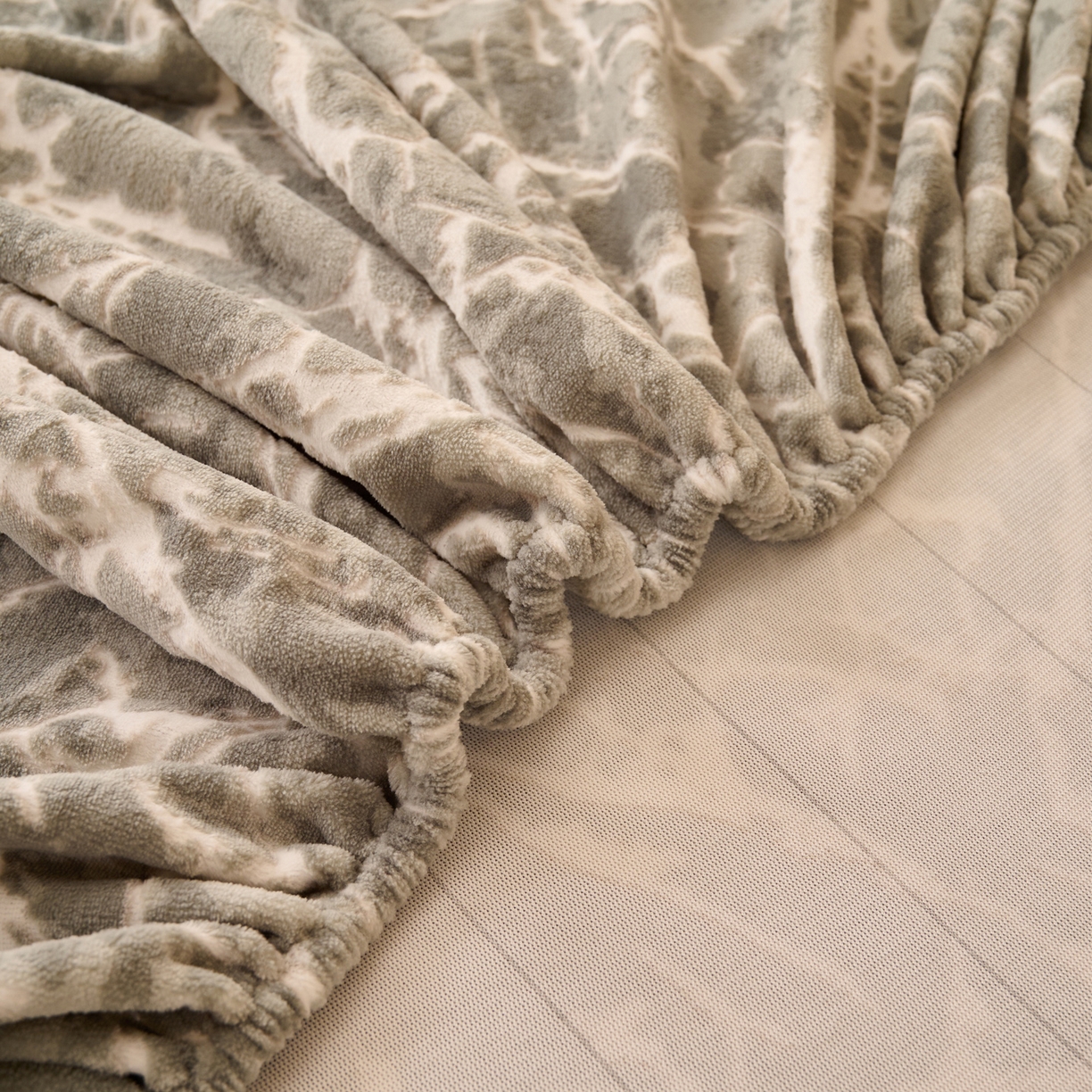 91家纺网 家纺一手货源 找家纺 早晨家纺 2025新款高克重牛奶绒烂花单床笠 寒枝静语