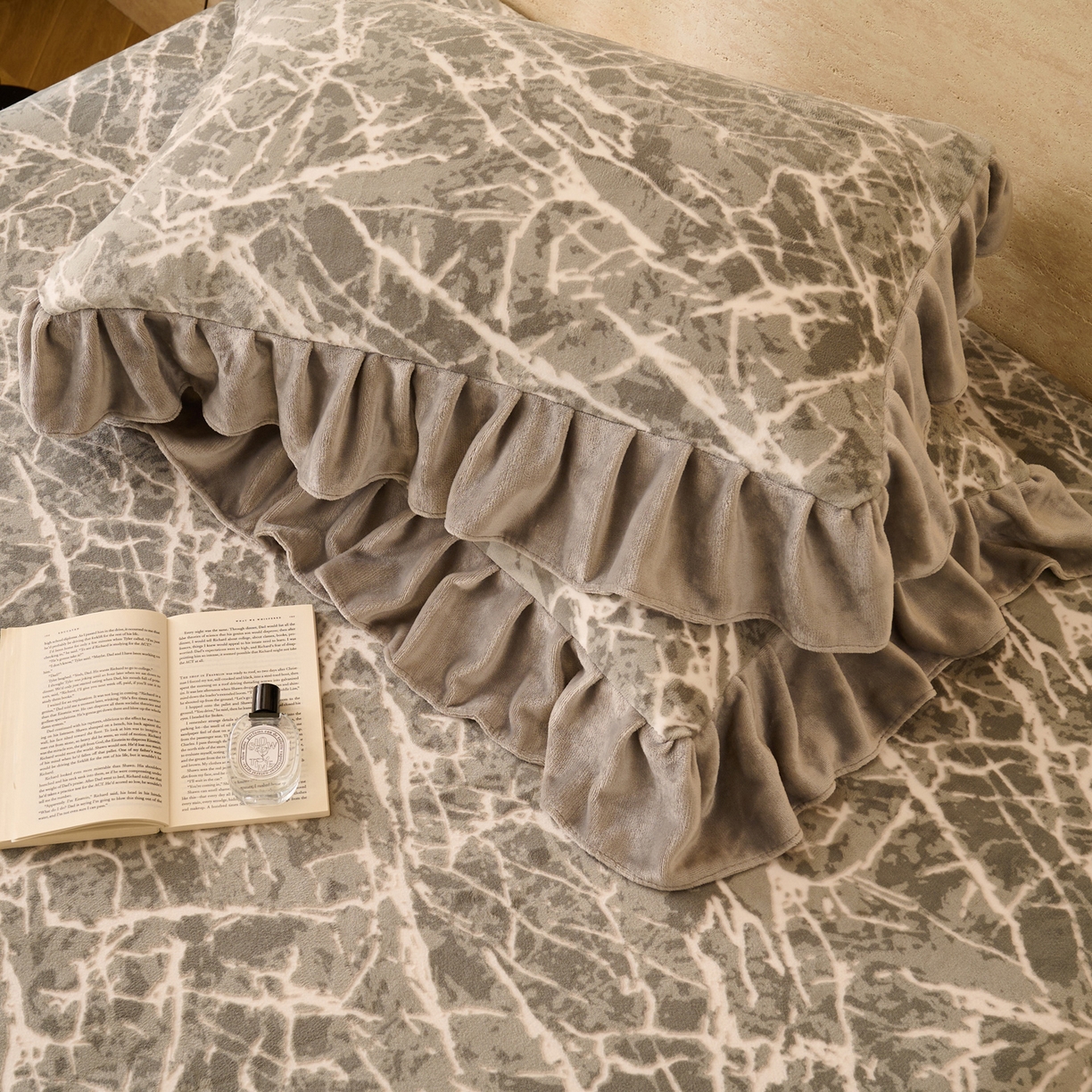 91家纺网 家纺一手货源 找家纺 早晨家纺 2025新款高克重牛奶绒烂花单床笠 寒枝静语