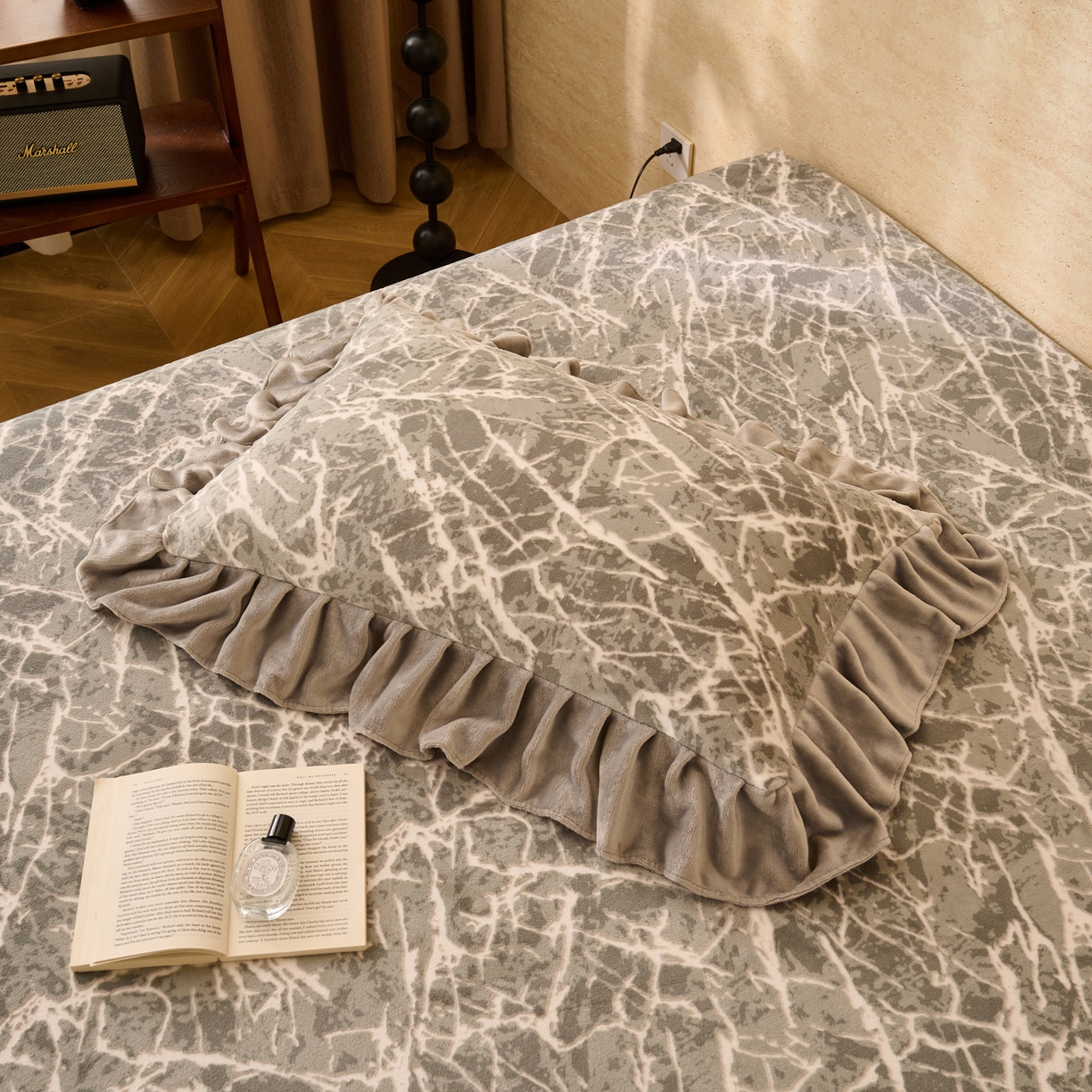 91家纺网 家纺一手货源 找家纺 早晨家纺 2025新款高克重牛奶绒烂花单床笠 寒枝静语