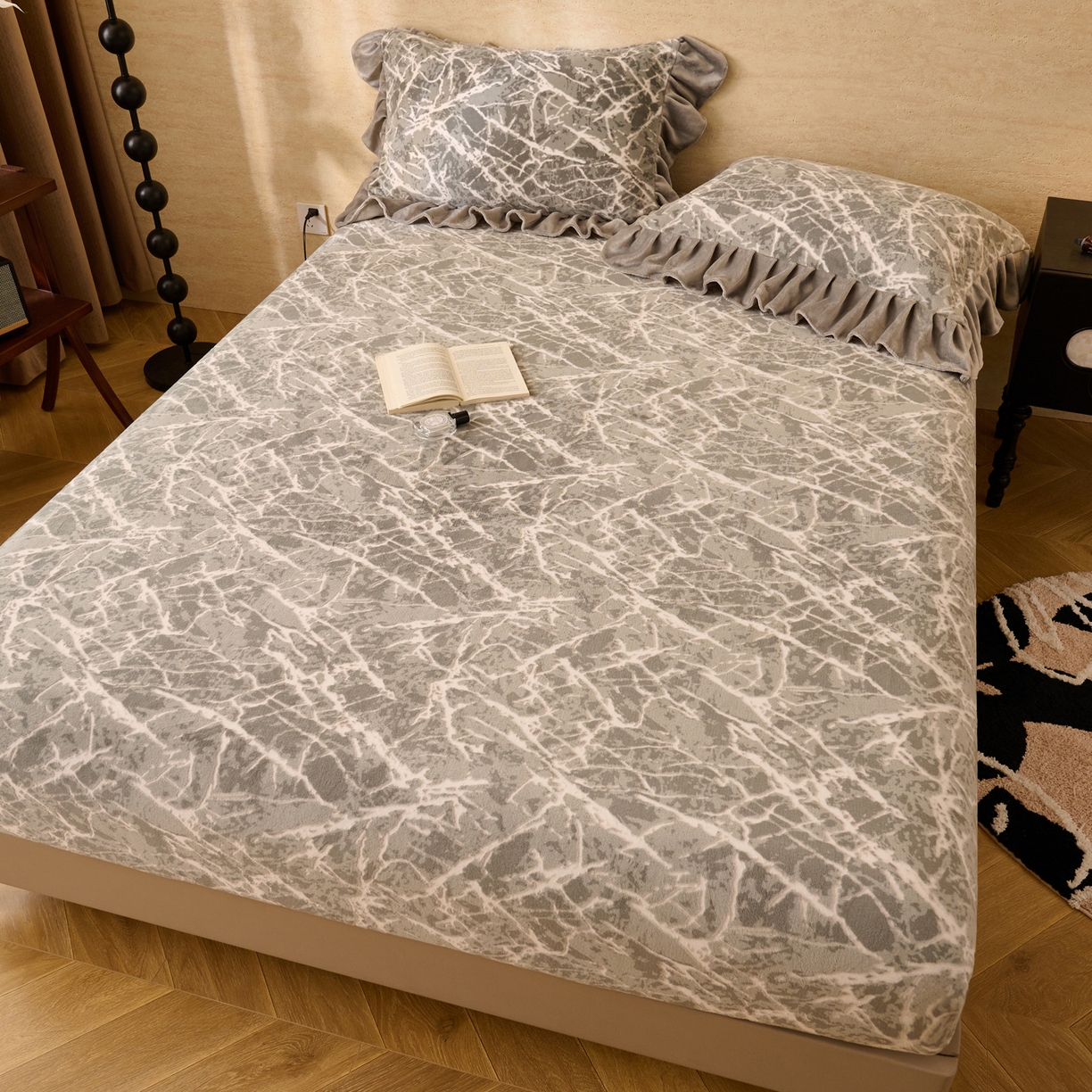 91家纺网 家纺一手货源 找家纺 早晨家纺 2025新款高克重牛奶绒烂花单床笠 寒枝静语