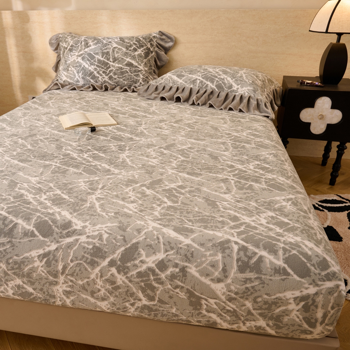 91家纺网 家纺一手货源 找家纺 早晨家纺 2025新款高克重牛奶绒烂花单床笠 寒枝静语