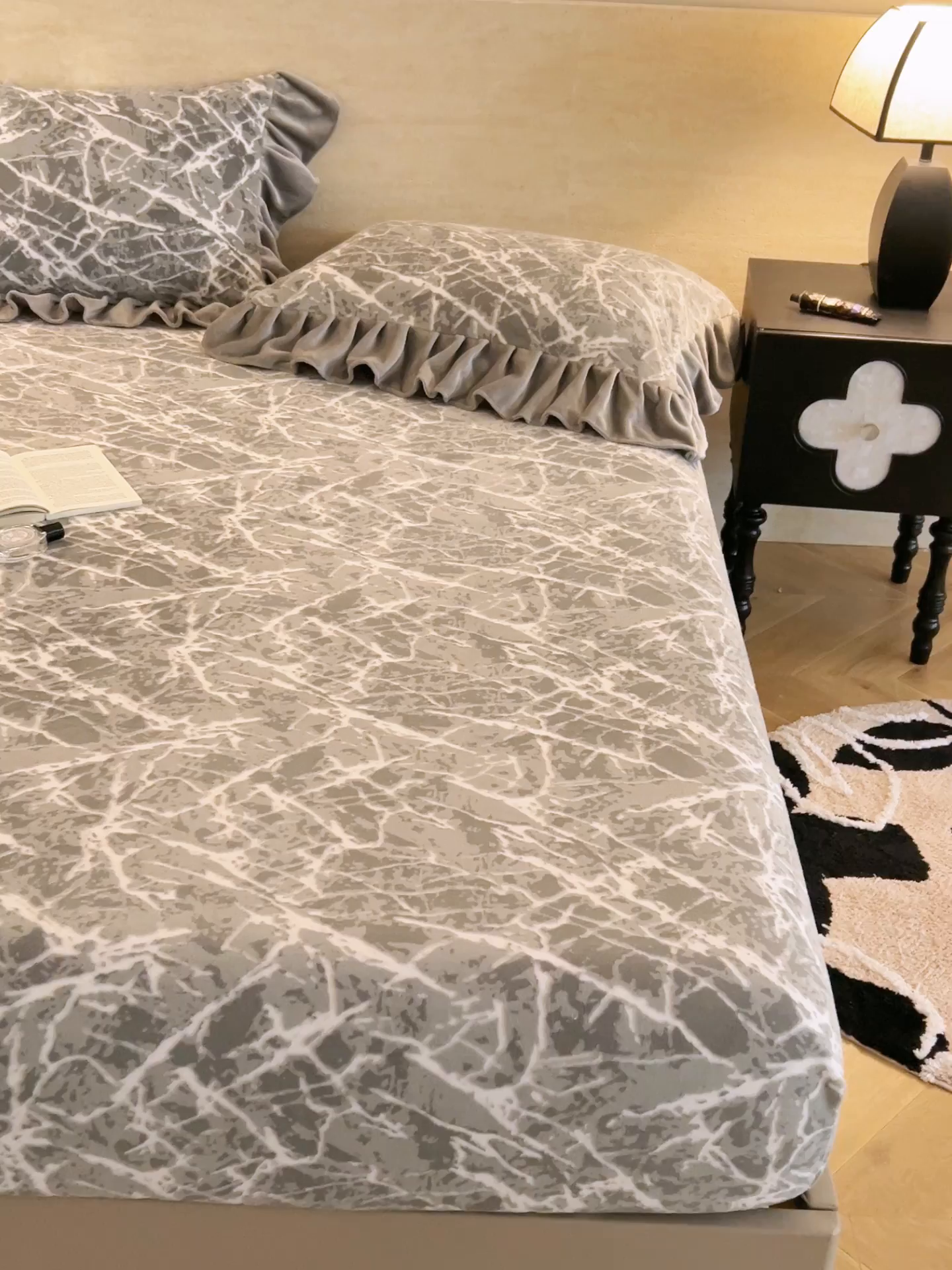 91家纺网 家纺一手货源 找家纺 早晨家纺 2025新款高克重牛奶绒烂花单床笠 寒枝静语