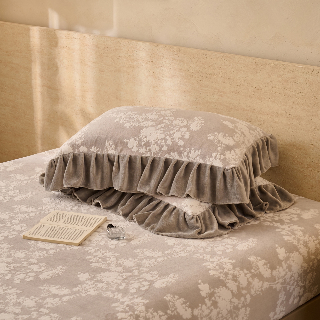 91家纺网 家纺一手货源 找家纺 早晨家纺 2025新款高克重牛奶绒烂花单床笠 花眠灰