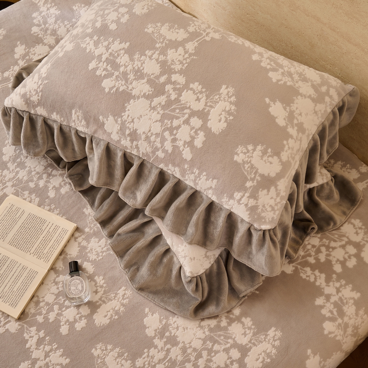 91家纺网 家纺一手货源 找家纺 早晨家纺 2025新款高克重牛奶绒烂花单床笠 花眠灰