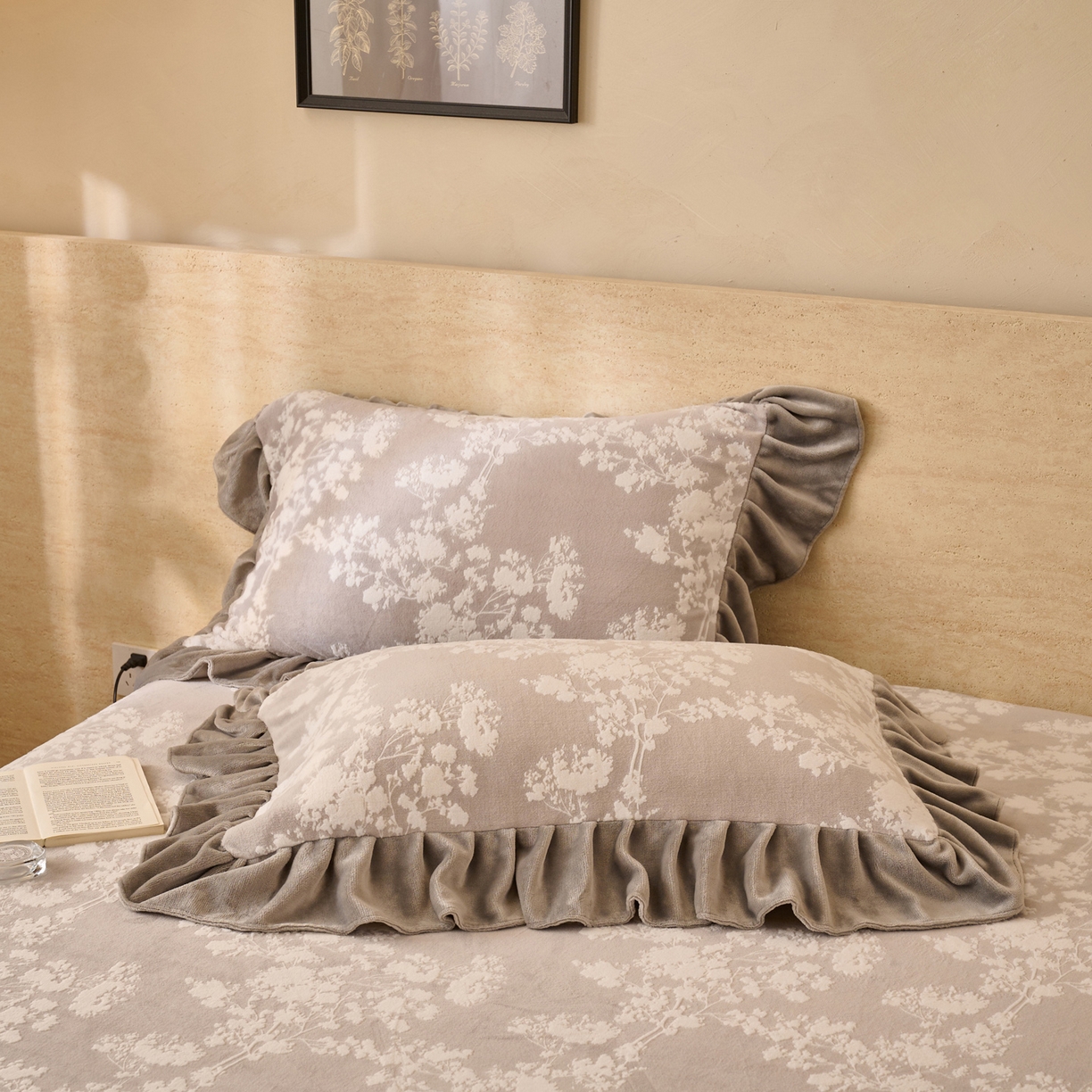 91家纺网 家纺一手货源 找家纺 早晨家纺 2025新款高克重牛奶绒烂花单床笠 花眠灰