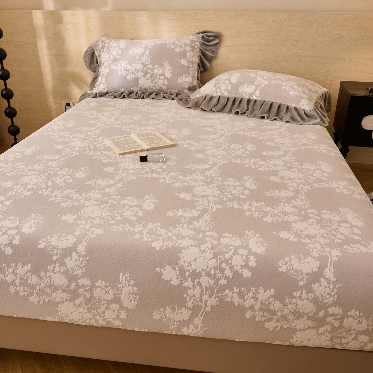 91家纺网 家纺一手货源 找家纺 早晨家纺 2025新款高克重牛奶绒烂花单床笠 花眠灰