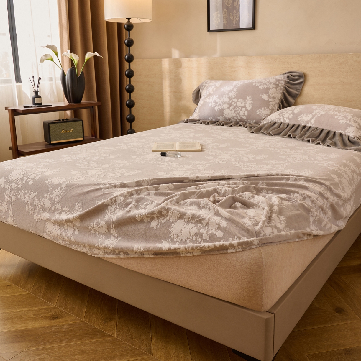 91家纺网 家纺一手货源 找家纺 早晨家纺 2025新款高克重牛奶绒烂花单床笠 花眠灰