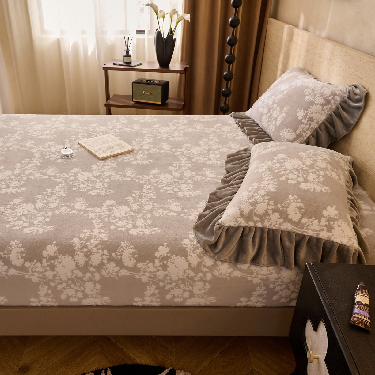 91家纺网 家纺一手货源 找家纺 早晨家纺 2025新款高克重牛奶绒烂花单床笠 花眠灰