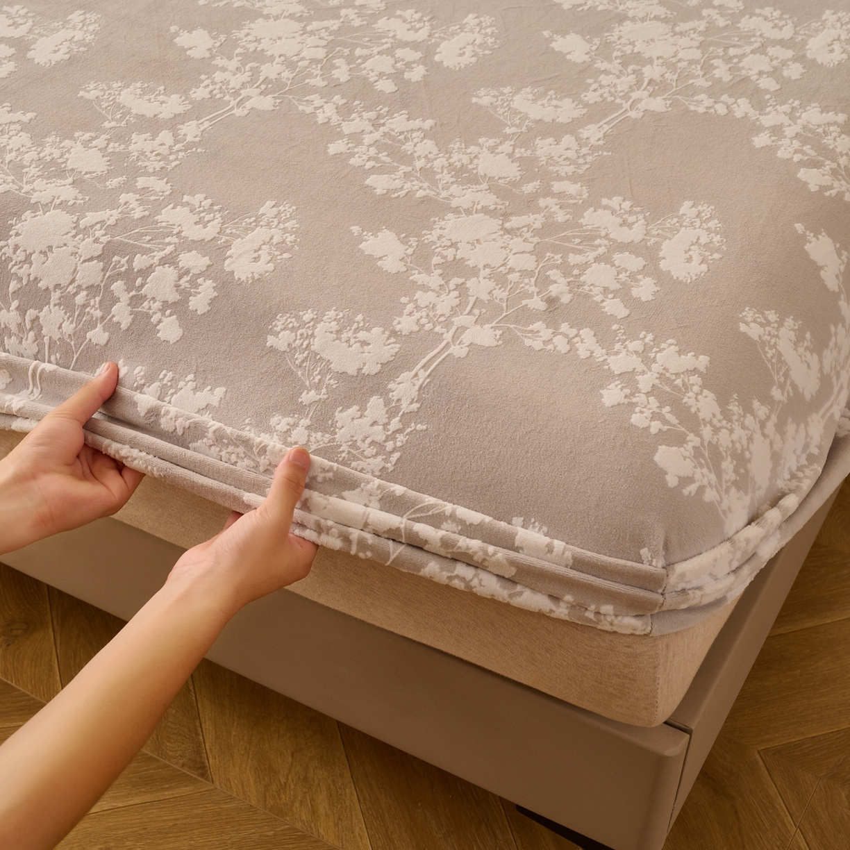 91家纺网 家纺一手货源 找家纺 早晨家纺 2025新款高克重牛奶绒烂花单床笠 花眠灰