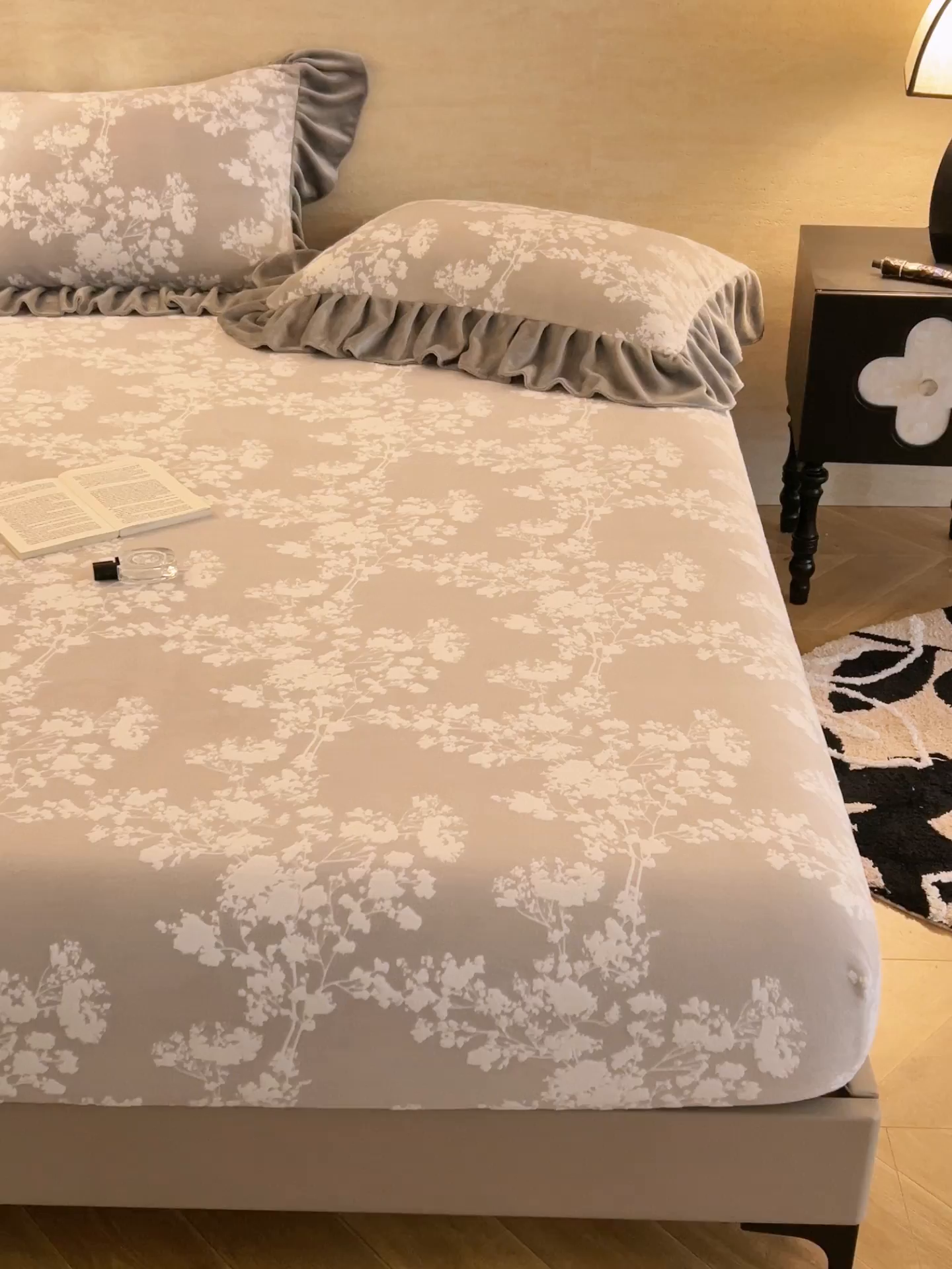 91家纺网 家纺一手货源 找家纺 早晨家纺 2025新款高克重牛奶绒烂花单床笠 花眠灰