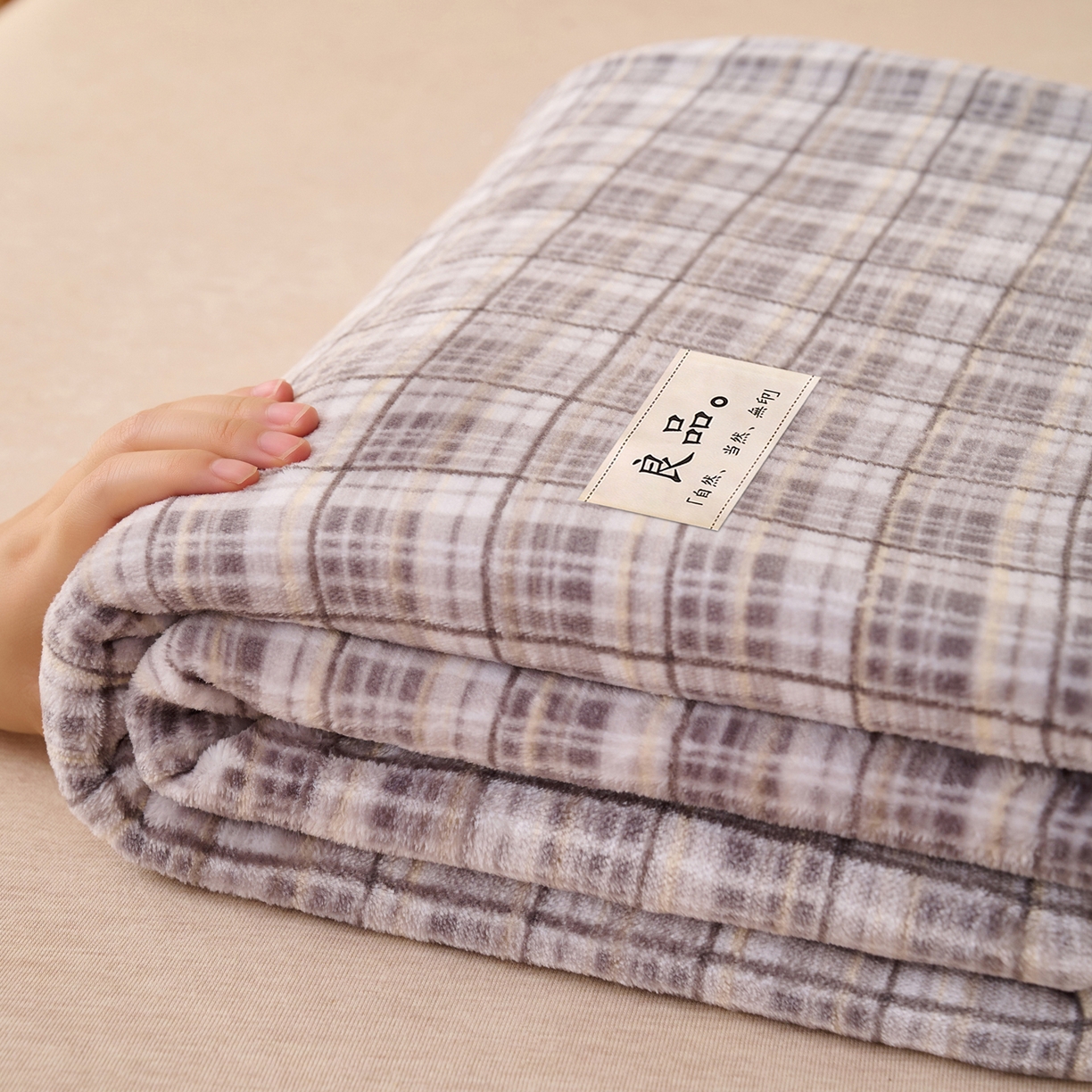 91家纺网 家纺一手货源 找家纺 早晨家纺 2025新款野牧款高克重牛奶绒印花单床单系列 野牧-灰小格