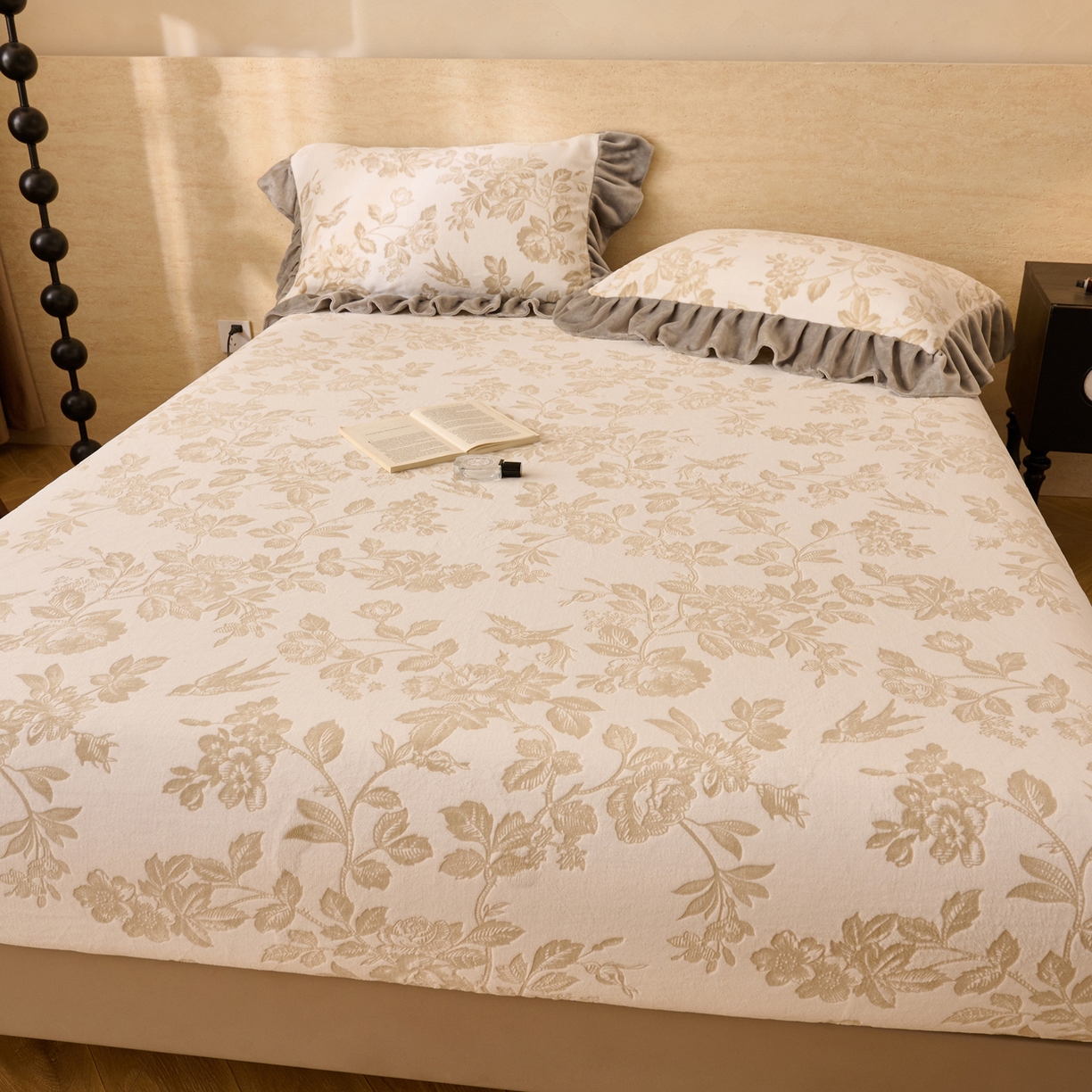 91家纺网 家纺一手货源 找家纺 早晨家纺 2025新款高克重牛奶绒烂花单床笠 金叶漫