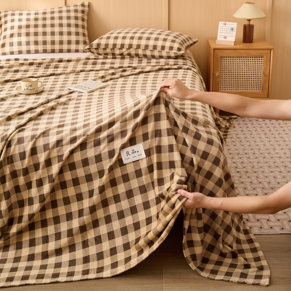 91家纺网 家纺一手货源 找家纺 早晨家纺 2025新款野牧款高克重牛奶绒印花单床单系列 野牧-咖小格