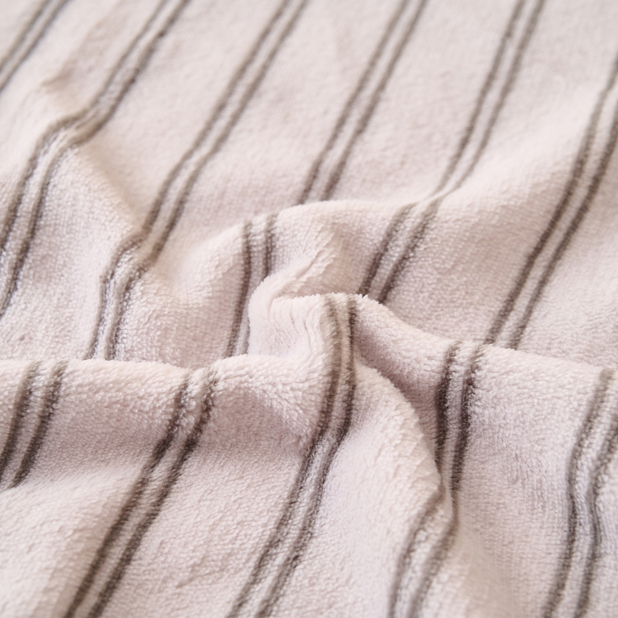 91家纺网 家纺一手货源 找家纺 早晨家纺 2025新款野牧款高克重牛奶绒印花单床单系列 野牧-竖条白