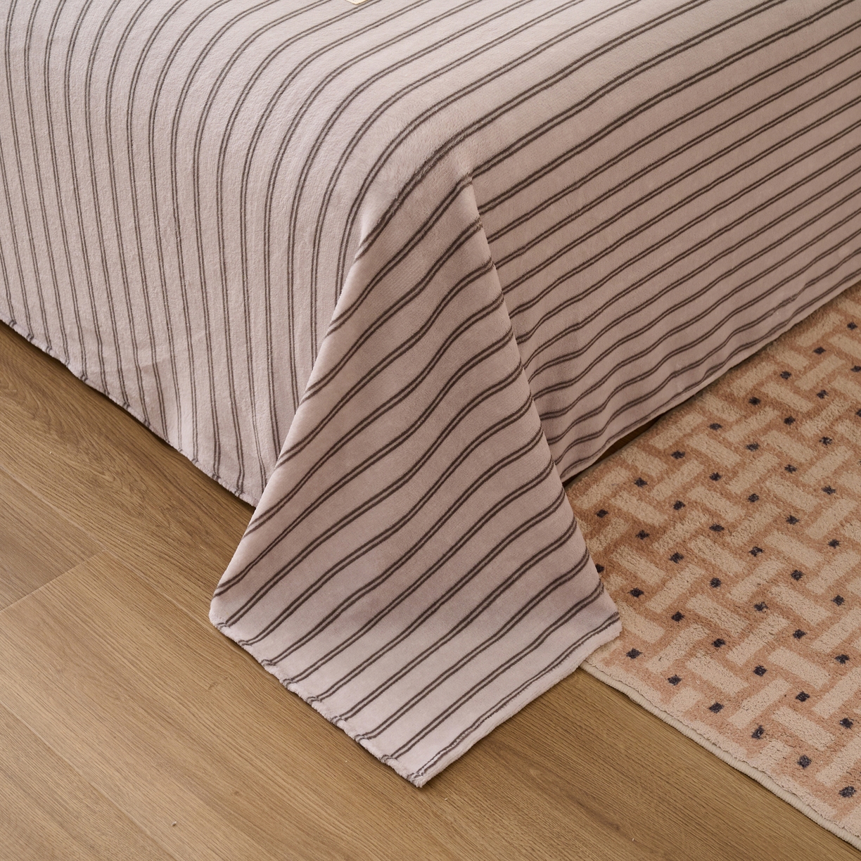 91家纺网 家纺一手货源 找家纺 早晨家纺 2025新款野牧款高克重牛奶绒印花单床单系列 野牧-竖条白