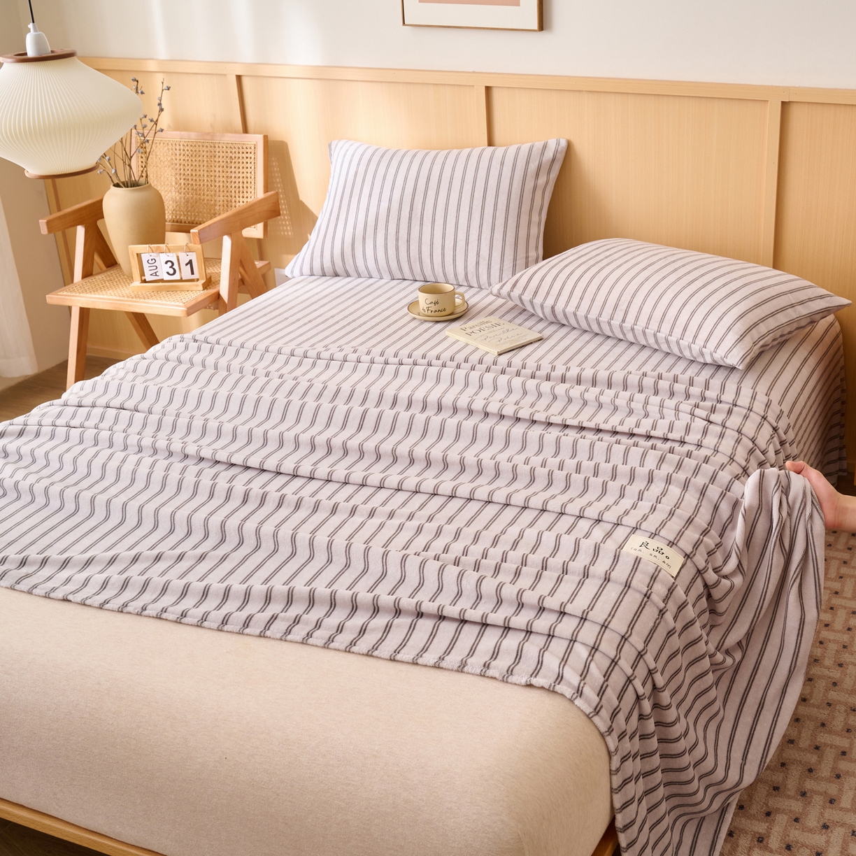 91家纺网 家纺一手货源 找家纺 早晨家纺 2025新款野牧款高克重牛奶绒印花单床单系列 野牧-竖条白