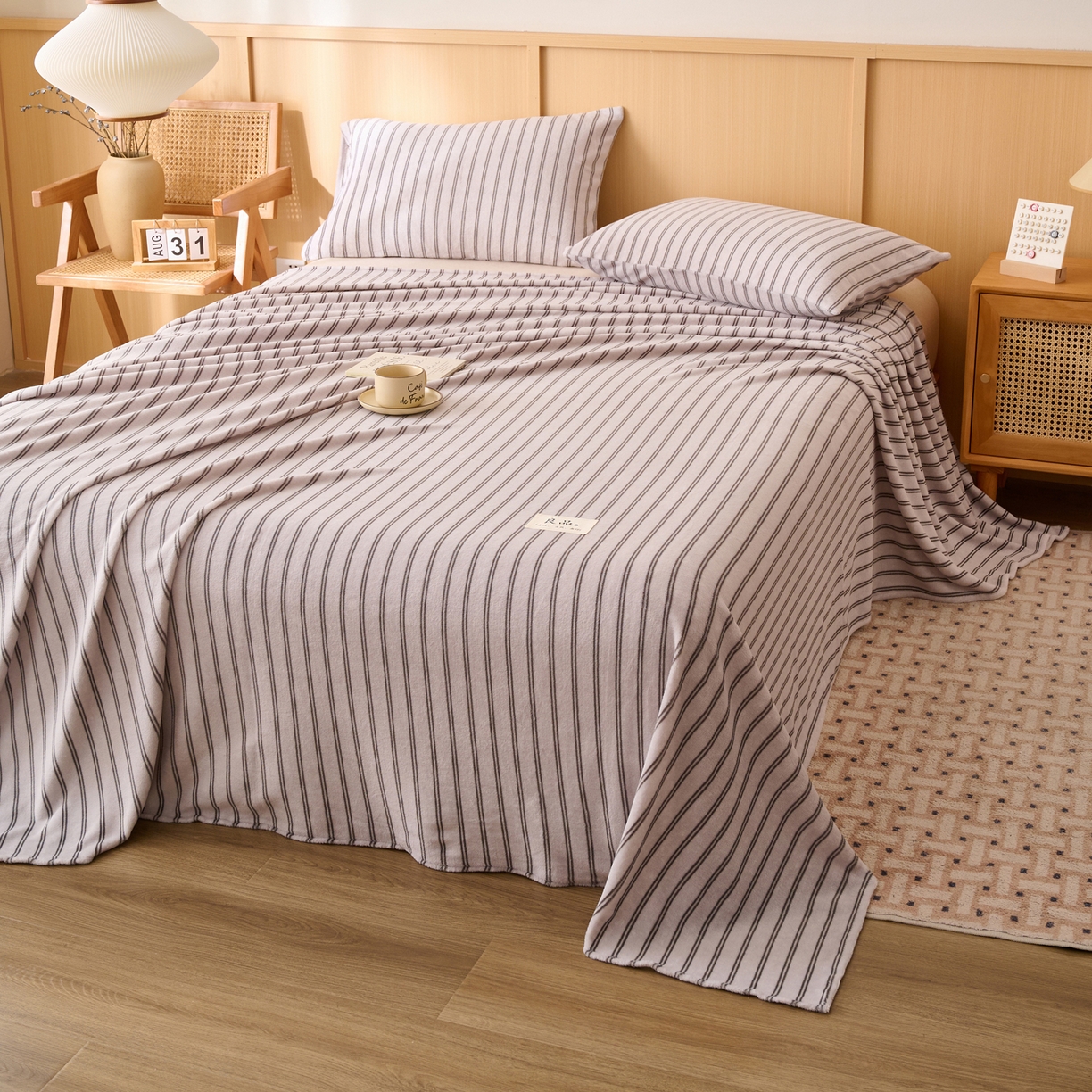 91家纺网 家纺一手货源 找家纺 早晨家纺 2025新款野牧款高克重牛奶绒印花单床单系列 野牧-竖条白