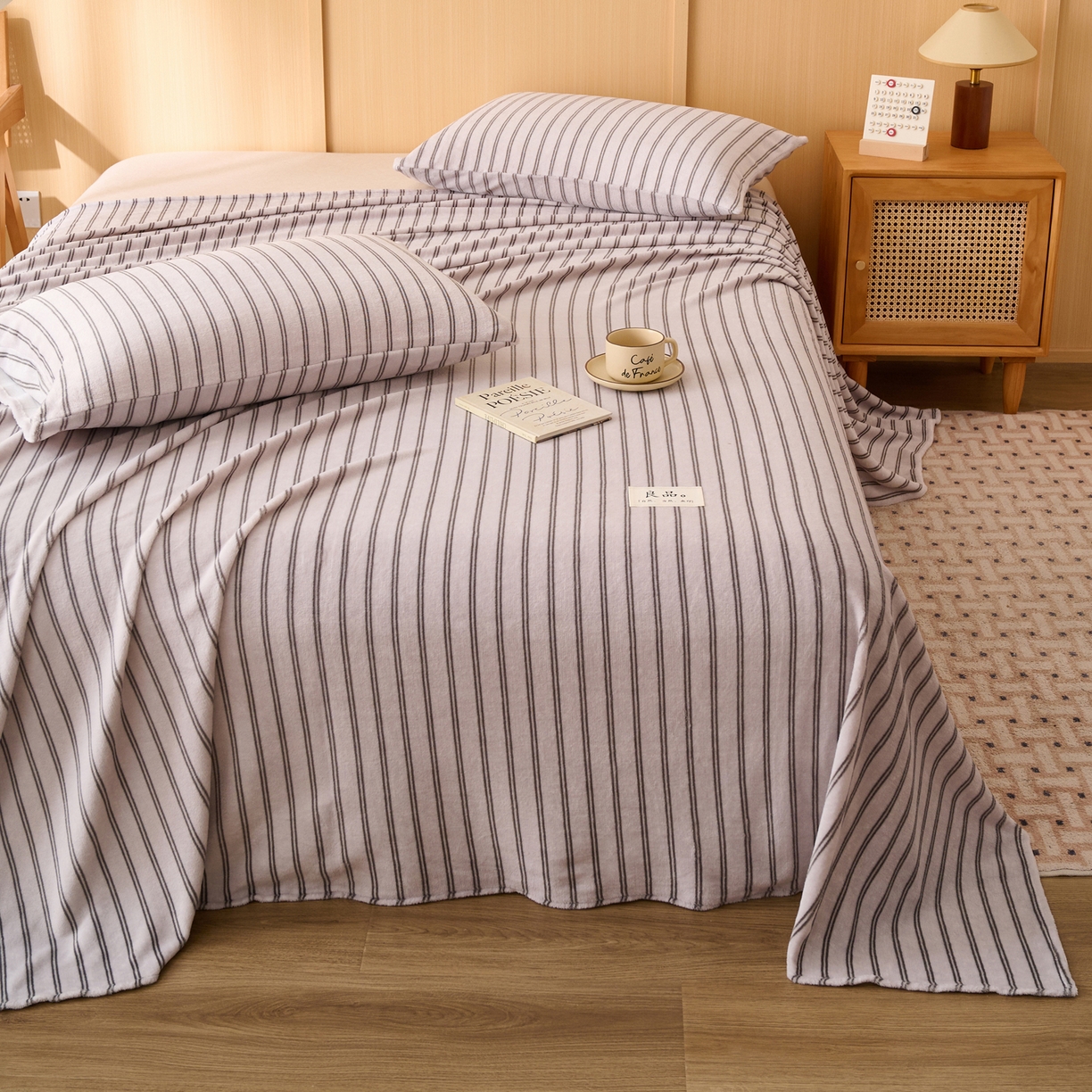 91家纺网 家纺一手货源 找家纺 早晨家纺 2025新款野牧款高克重牛奶绒印花单床单系列 野牧-竖条白