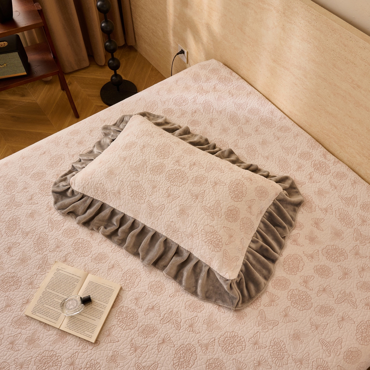 91家纺网 家纺一手货源 找家纺 早晨家纺 2025新款高克重牛奶绒烂花单床笠 咖絮