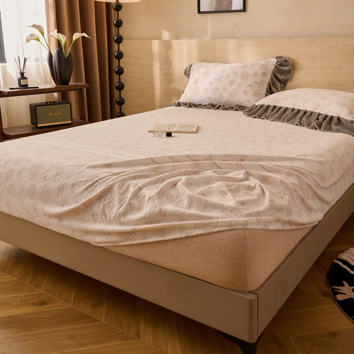 91家纺网 家纺一手货源 找家纺 早晨家纺 2025新款高克重牛奶绒烂花单床笠 咖絮