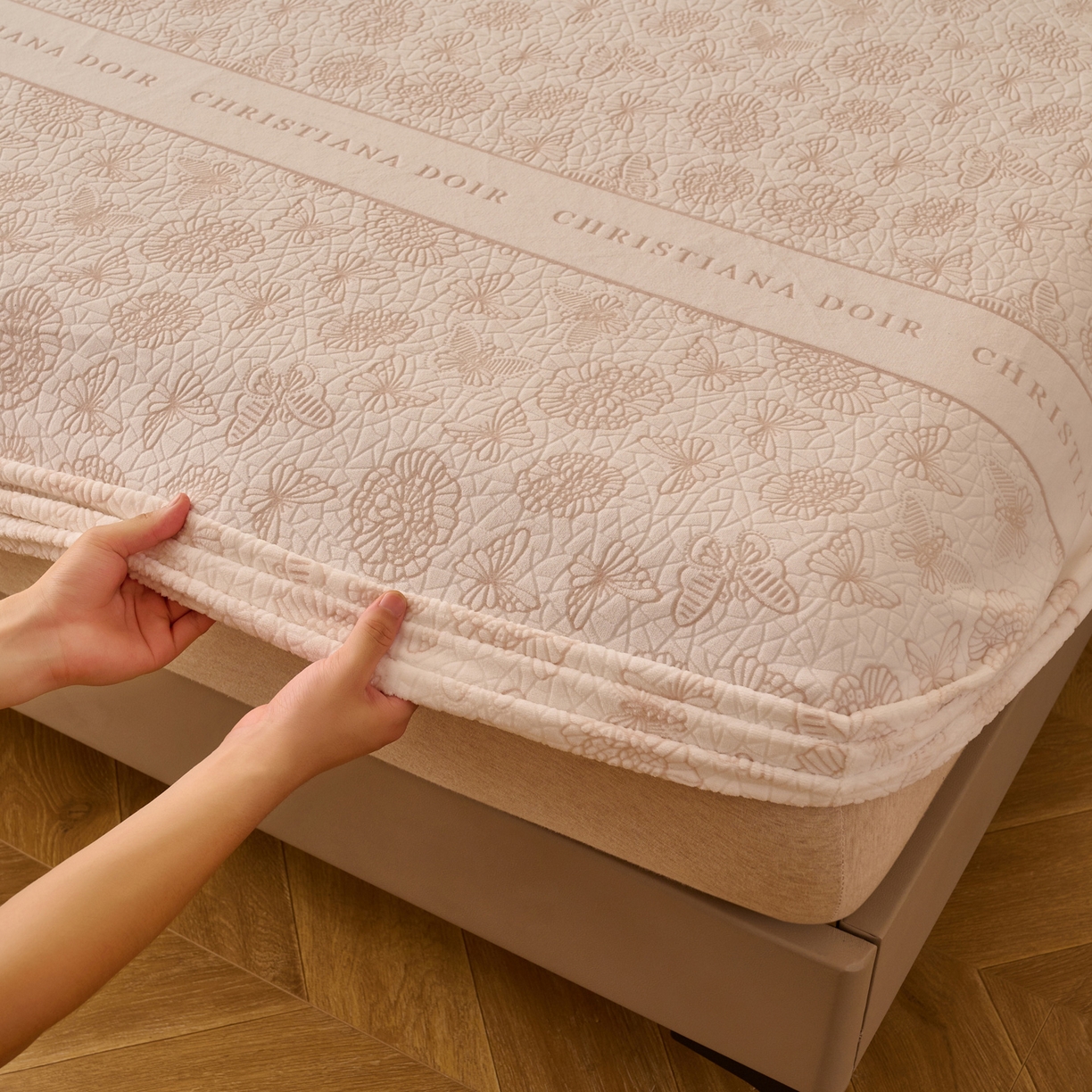 91家纺网 家纺一手货源 找家纺 早晨家纺 2025新款高克重牛奶绒烂花单床笠 咖絮