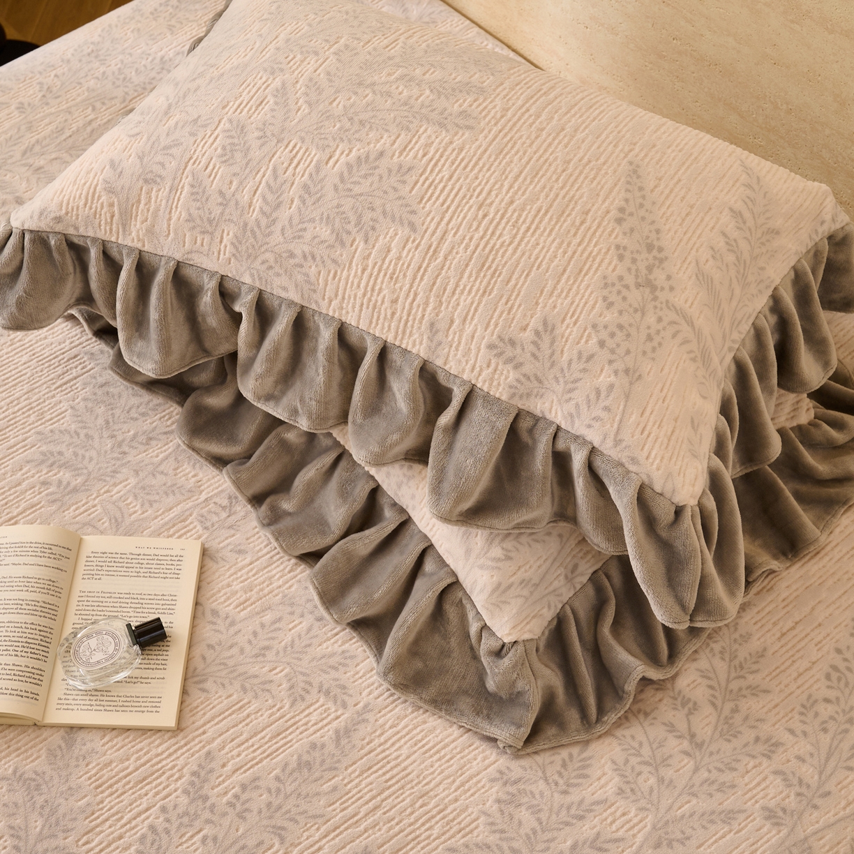 91家纺网 家纺一手货源 找家纺 早晨家纺 2025新款高克重牛奶绒烂花单床笠 林影轻叙