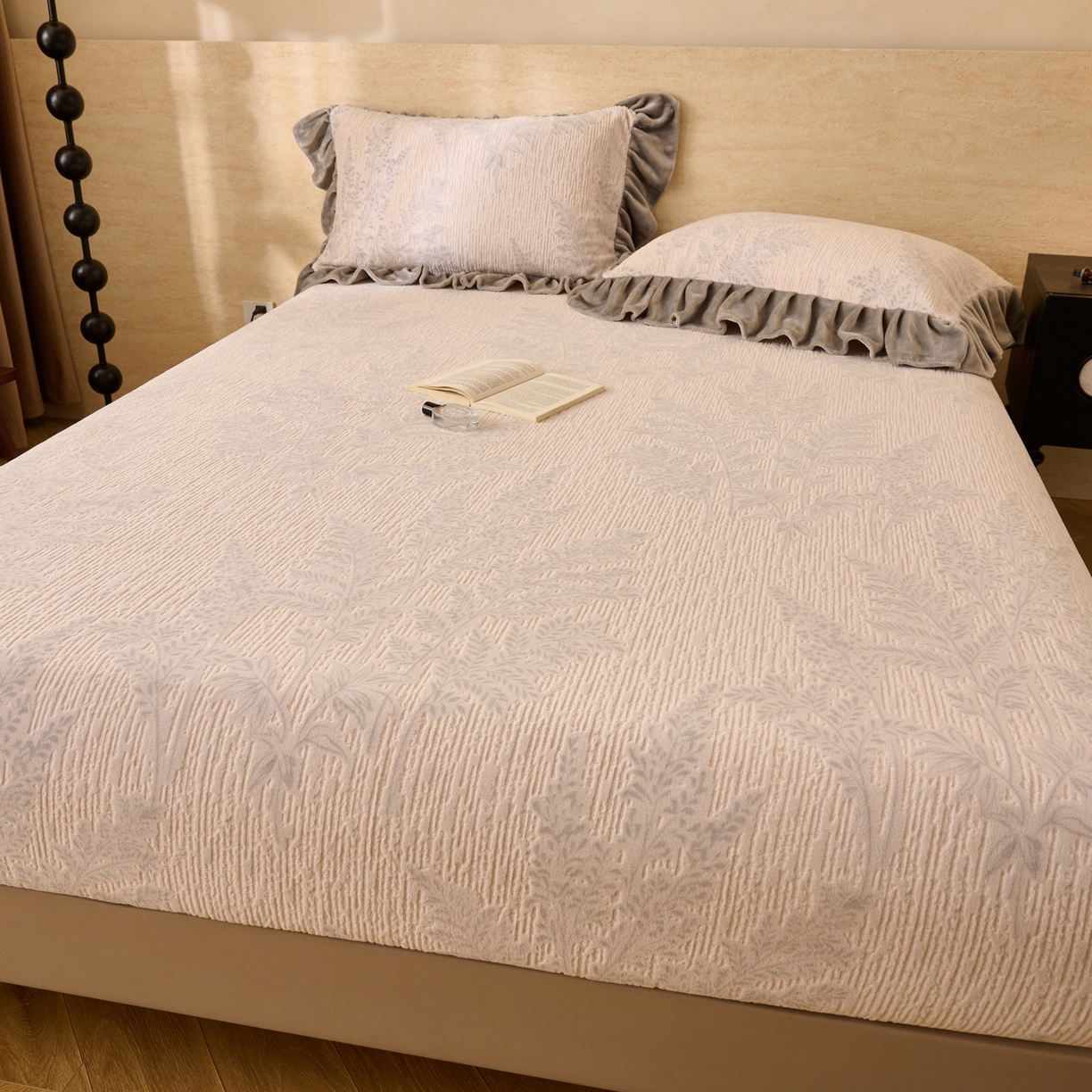 91家纺网 家纺一手货源 找家纺 早晨家纺 2025新款高克重牛奶绒烂花单床笠 林影轻叙