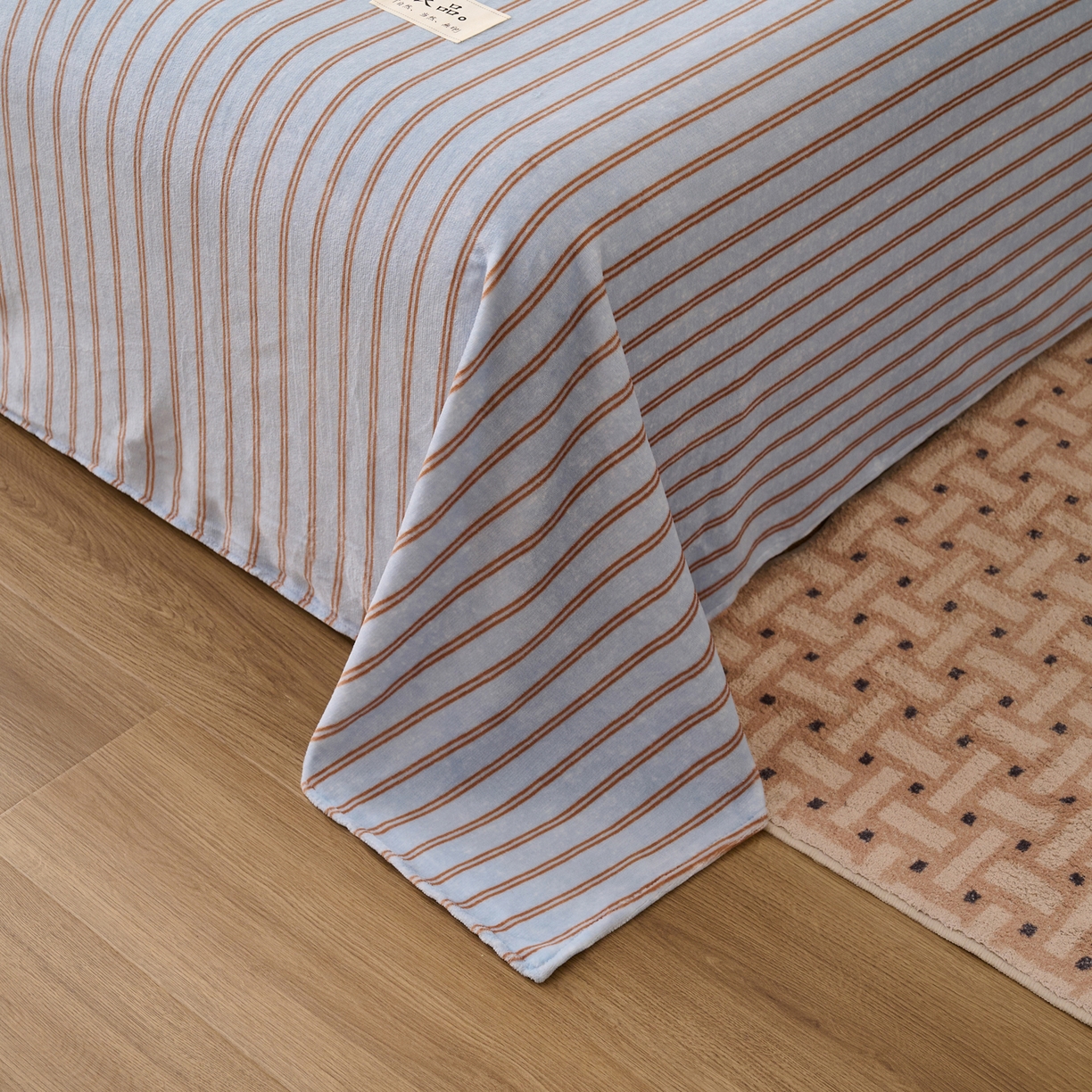 91家纺网 家纺一手货源 找家纺 早晨家纺 2025新款野牧款高克重牛奶绒印花单床单系列 野牧-竖条蓝