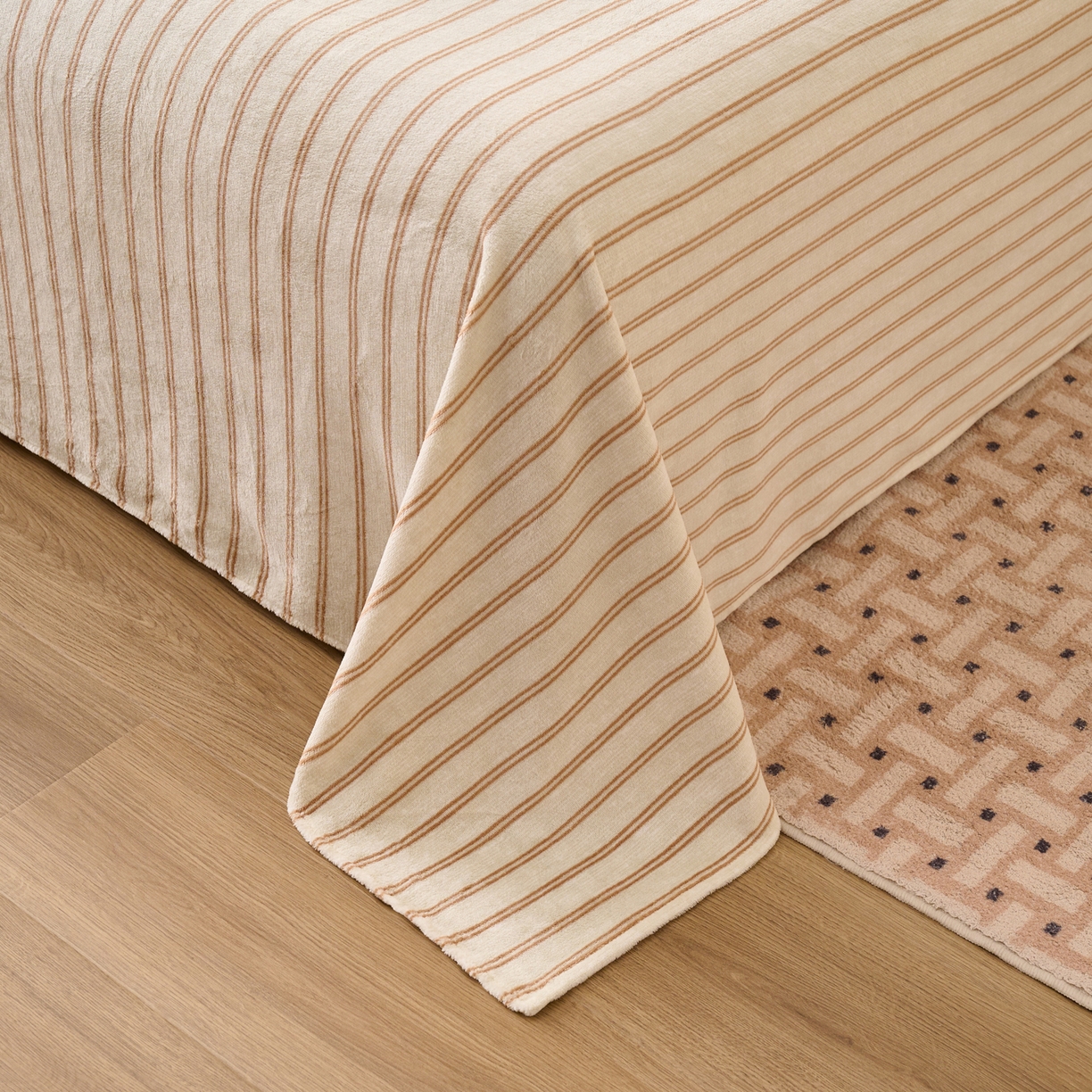 91家纺网 家纺一手货源 找家纺 早晨家纺 2025新款野牧款高克重牛奶绒印花单床单系列 野牧-竖条驼