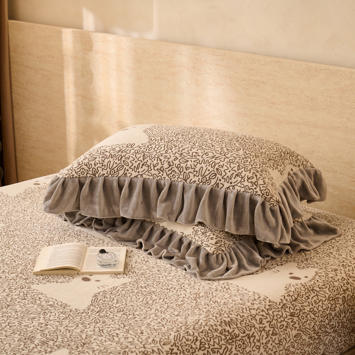 91家纺网 家纺一手货源 找家纺 早晨家纺 2025新款高克重牛奶绒烂花单床笠 萌喵漫庭