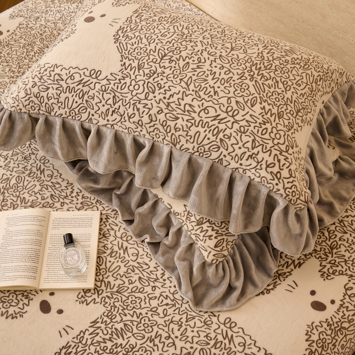 91家纺网 家纺一手货源 找家纺 早晨家纺 2025新款高克重牛奶绒烂花单床笠 萌喵漫庭