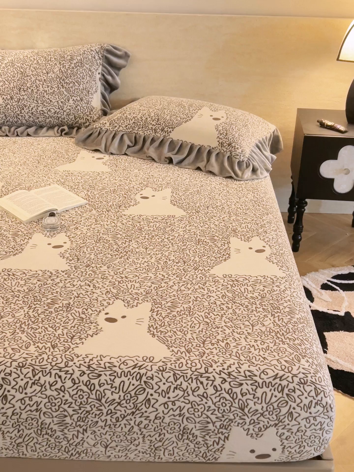 91家纺网 家纺一手货源 找家纺 早晨家纺 2025新款高克重牛奶绒烂花单床笠 萌喵漫庭