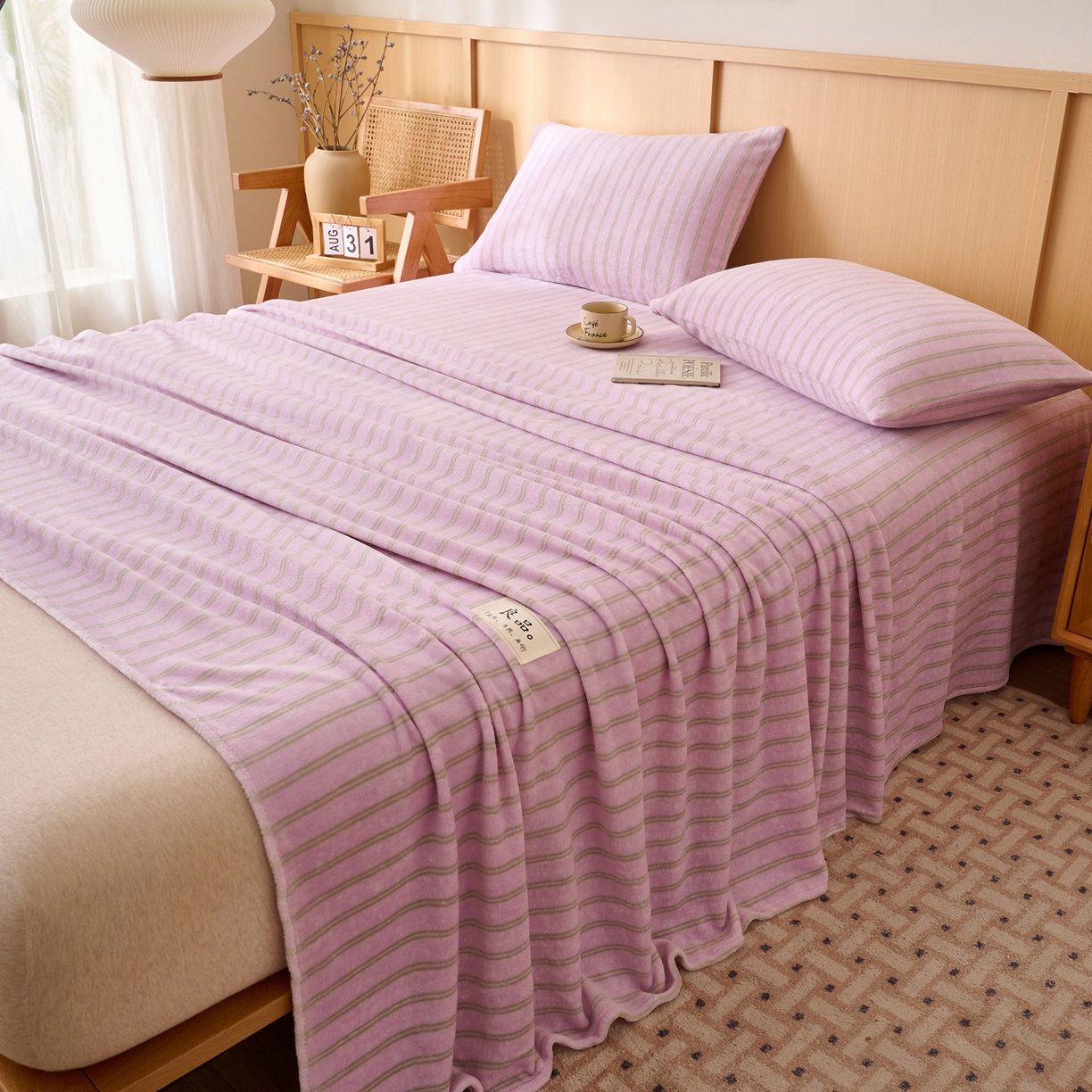 91家纺网 家纺一手货源 找家纺 早晨家纺 2025新款野牧款高克重牛奶绒印花单床单系列 野牧-竖条紫粉