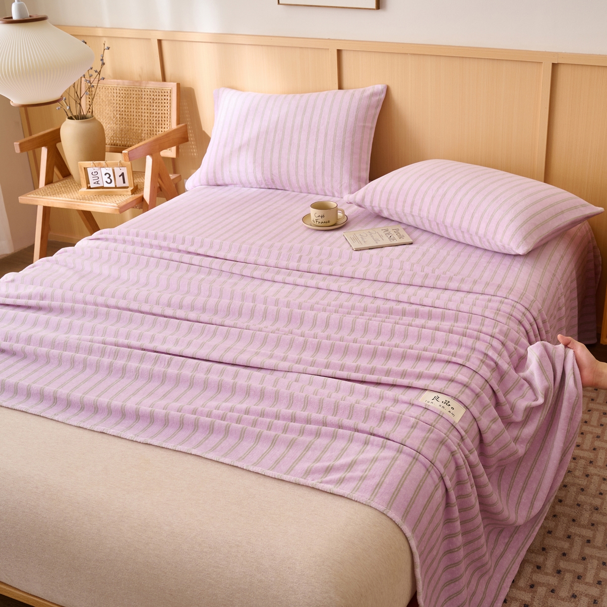 91家纺网 家纺一手货源 找家纺 早晨家纺 2025新款野牧款高克重牛奶绒印花单床单系列 野牧-竖条紫粉