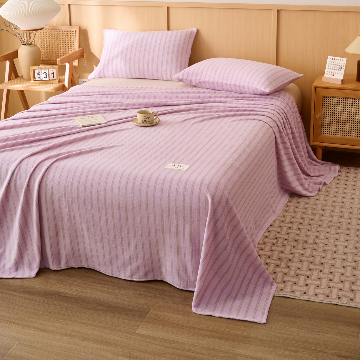 91家纺网 家纺一手货源 找家纺 早晨家纺 2025新款野牧款高克重牛奶绒印花单床单系列 野牧-竖条紫粉