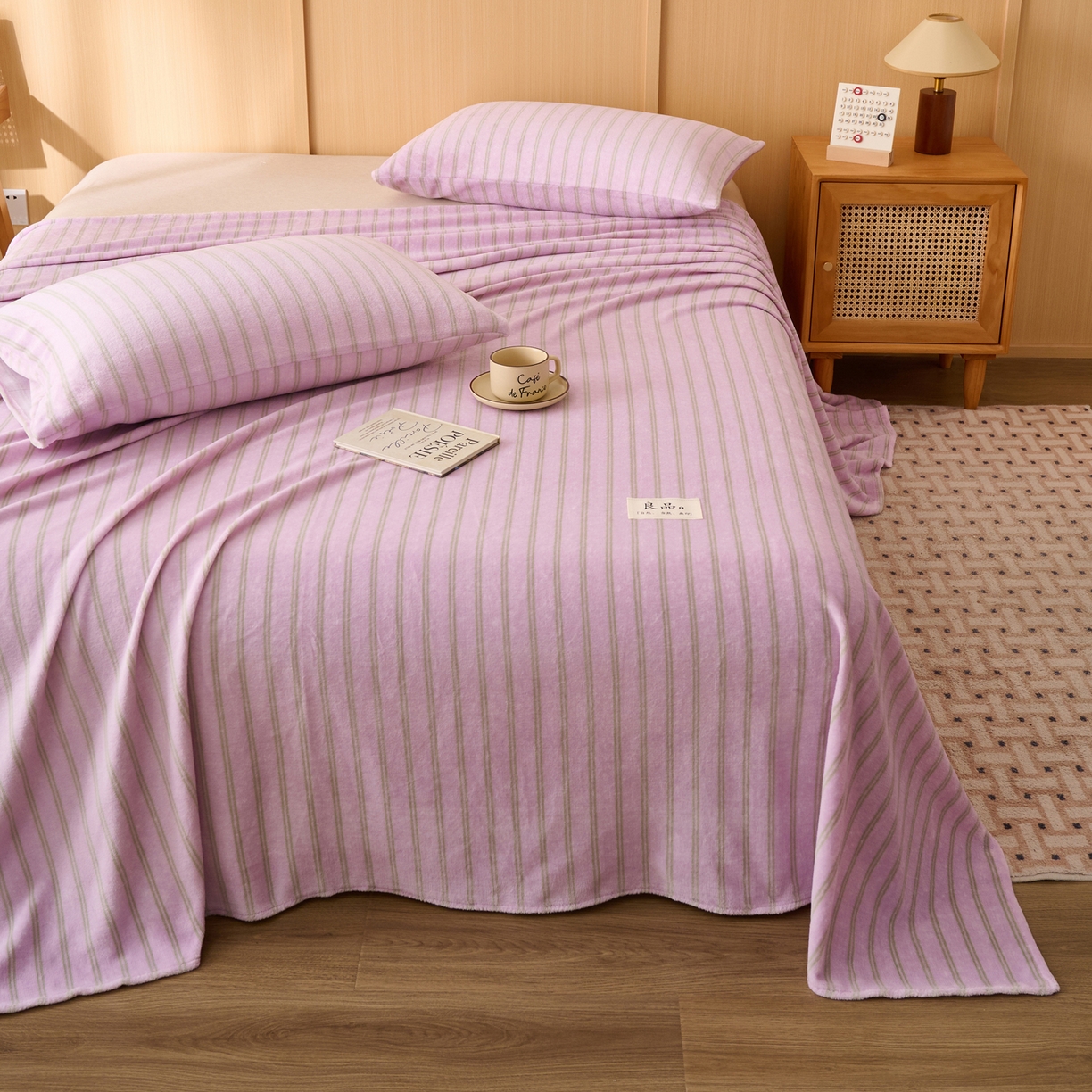 91家纺网 家纺一手货源 找家纺 早晨家纺 2025新款野牧款高克重牛奶绒印花单床单系列 野牧-竖条紫粉