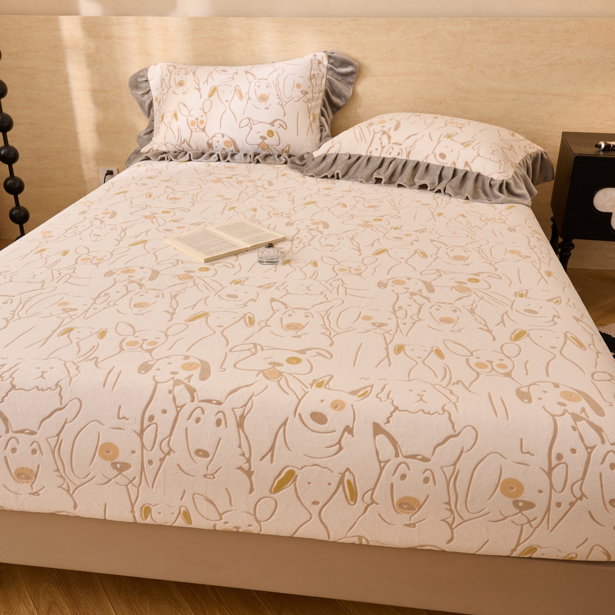 91家纺网 家纺一手货源 找家纺 早晨家纺 2025新款高克重牛奶绒烂花单床笠 萌犬