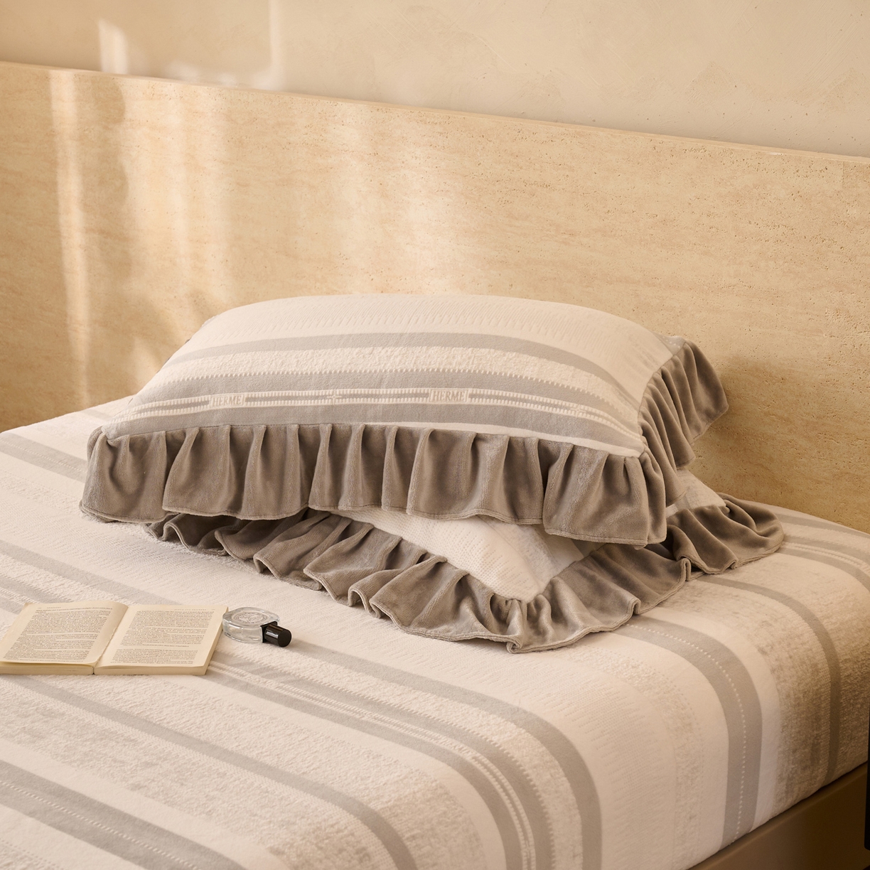 91家纺网 家纺一手货源 找家纺 早晨家纺 2025新款高克重牛奶绒烂花单床笠 浅叙