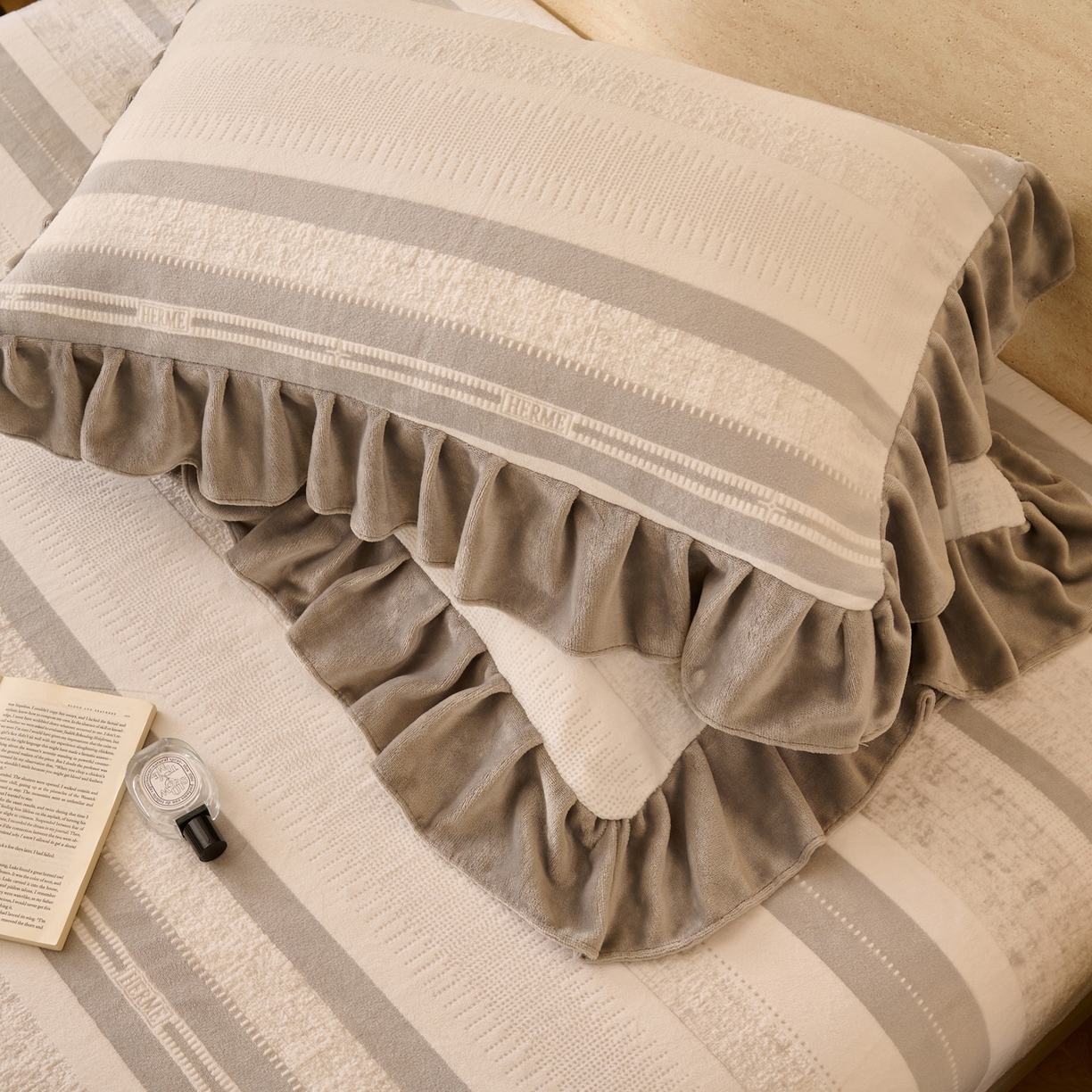 91家纺网 家纺一手货源 找家纺 早晨家纺 2025新款高克重牛奶绒烂花单床笠 浅叙