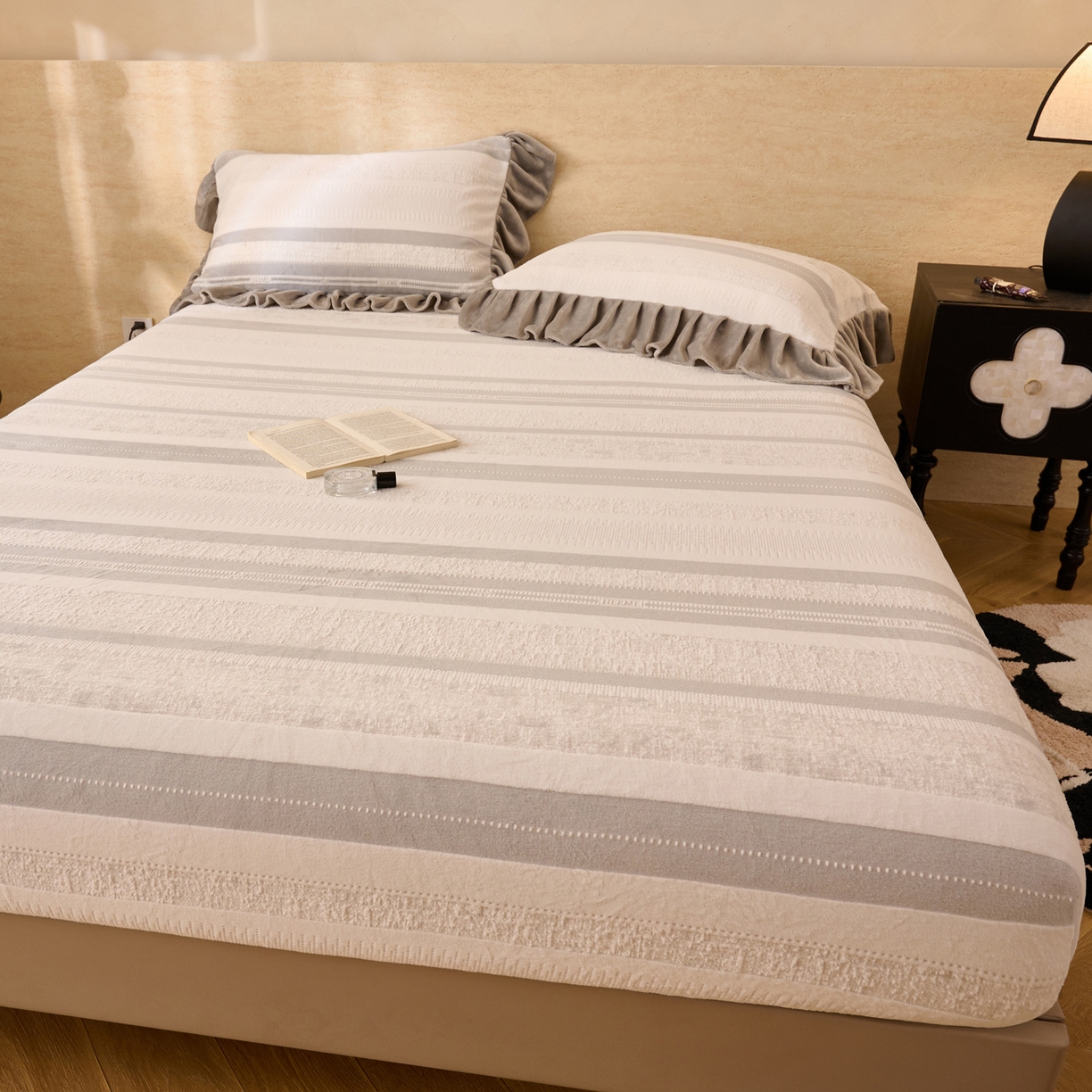 91家纺网 家纺一手货源 找家纺 早晨家纺 2025新款高克重牛奶绒烂花单床笠 浅叙