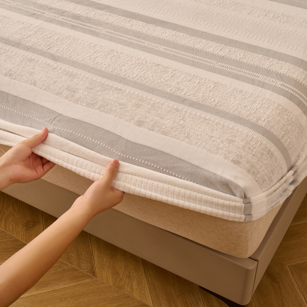 91家纺网 家纺一手货源 找家纺 早晨家纺 2025新款高克重牛奶绒烂花单床笠 浅叙