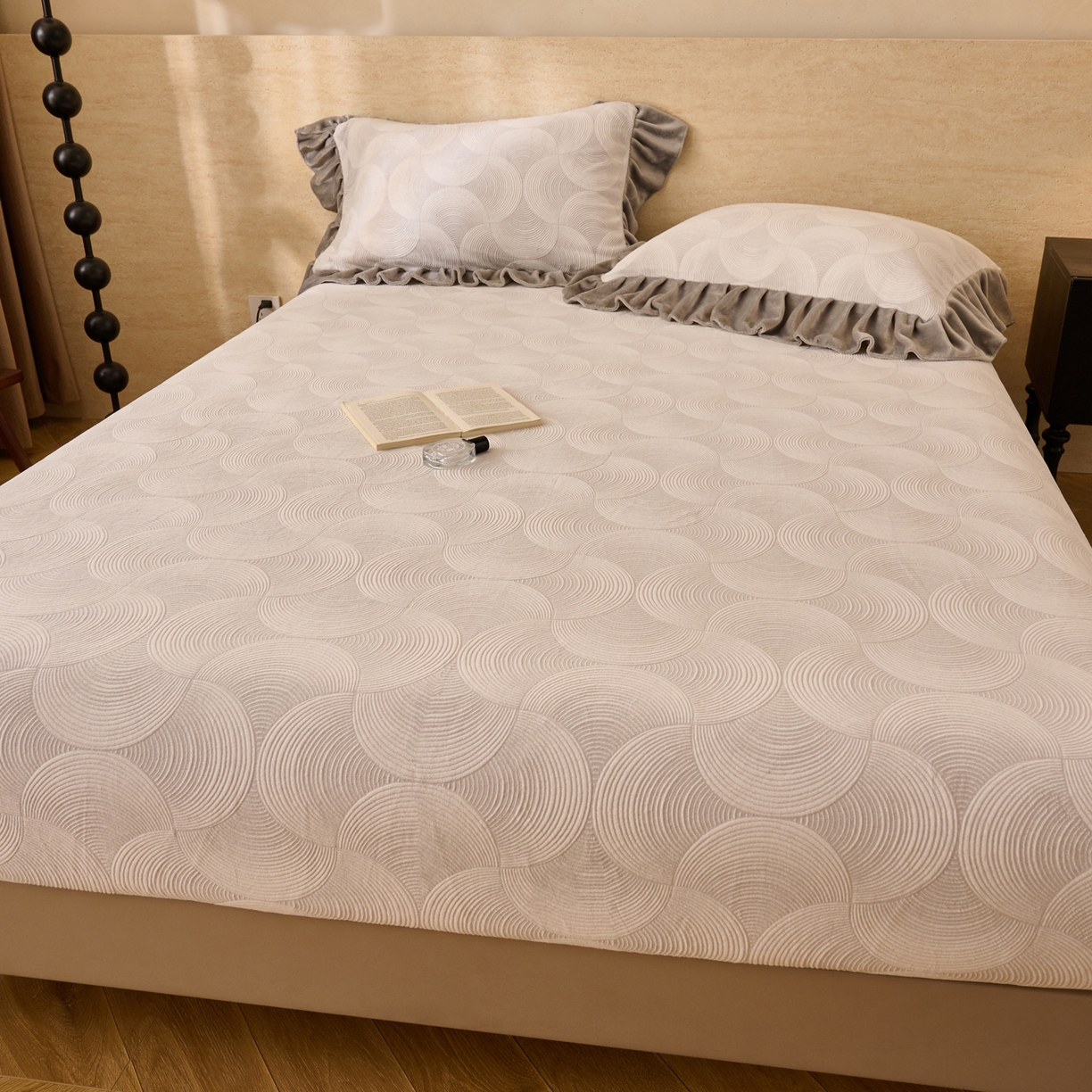 91家纺网 家纺一手货源 找家纺 早晨家纺 2025新款高克重牛奶绒烂花单床笠 圈语眠