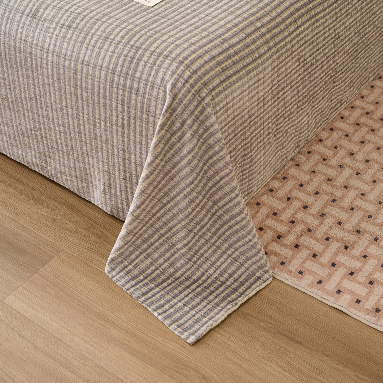 91家纺网 家纺一手货源 找家纺 早晨家纺 2025新款野牧款高克重牛奶绒印花单床单系列 野牧-香风灰