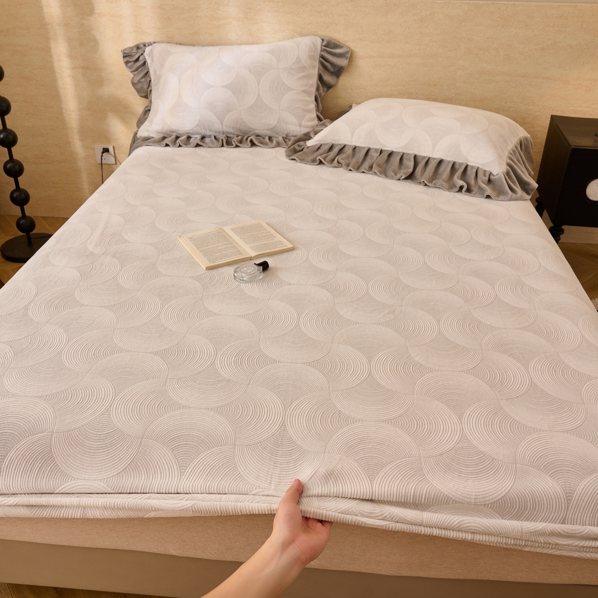 91家纺网 家纺一手货源 找家纺 早晨家纺 2025新款高克重牛奶绒烂花单床笠 圈语眠