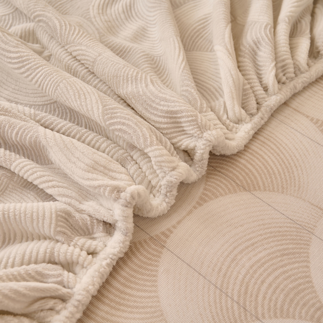 91家纺网 家纺一手货源 找家纺 早晨家纺 2025新款高克重牛奶绒烂花单床笠 圈语眠