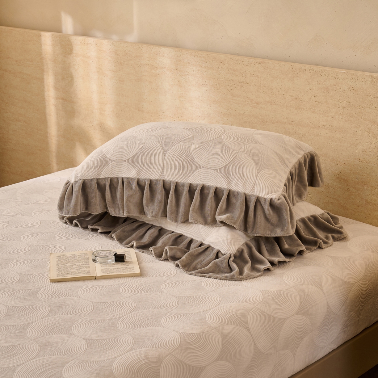 91家纺网 家纺一手货源 找家纺 早晨家纺 2025新款高克重牛奶绒烂花单床笠 圈语眠