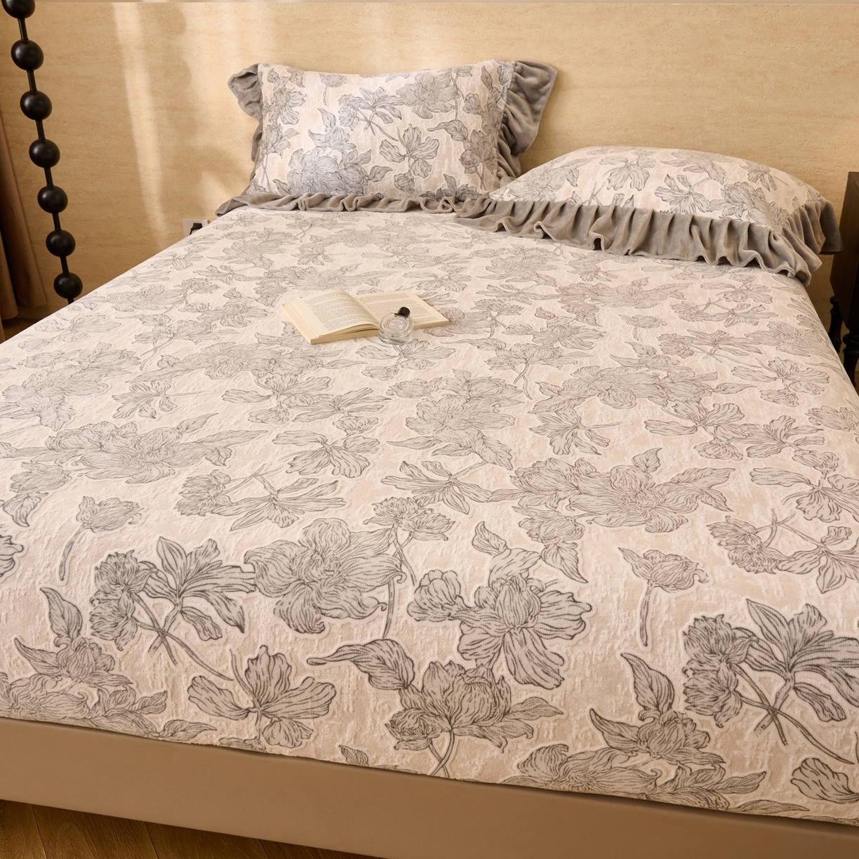 91家纺网 家纺一手货源 找家纺 早晨家纺 2025新款高克重牛奶绒烂花单床笠 素花漫庭