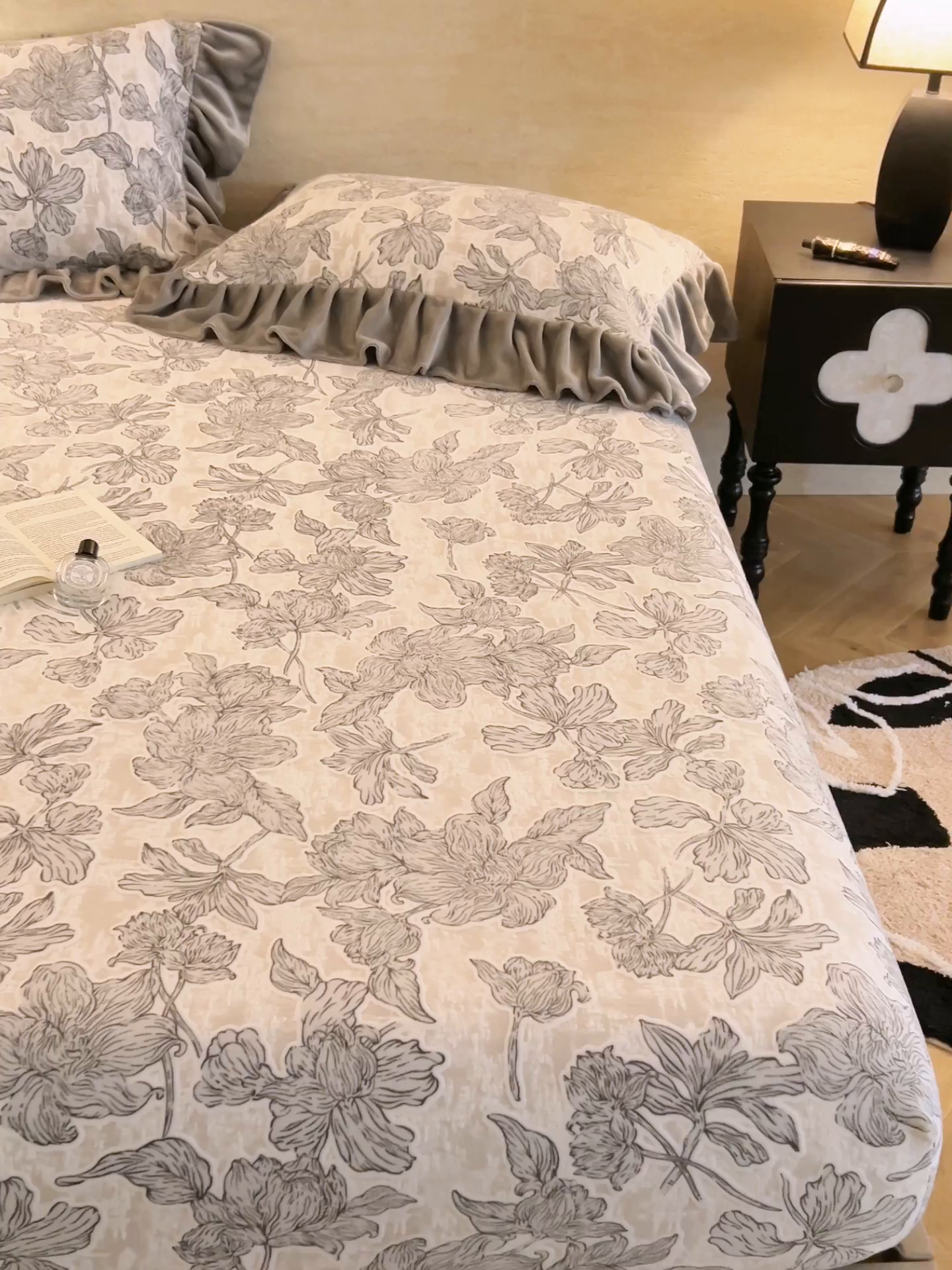 91家纺网 家纺一手货源 找家纺 早晨家纺 2025新款高克重牛奶绒烂花单床笠 素花漫庭