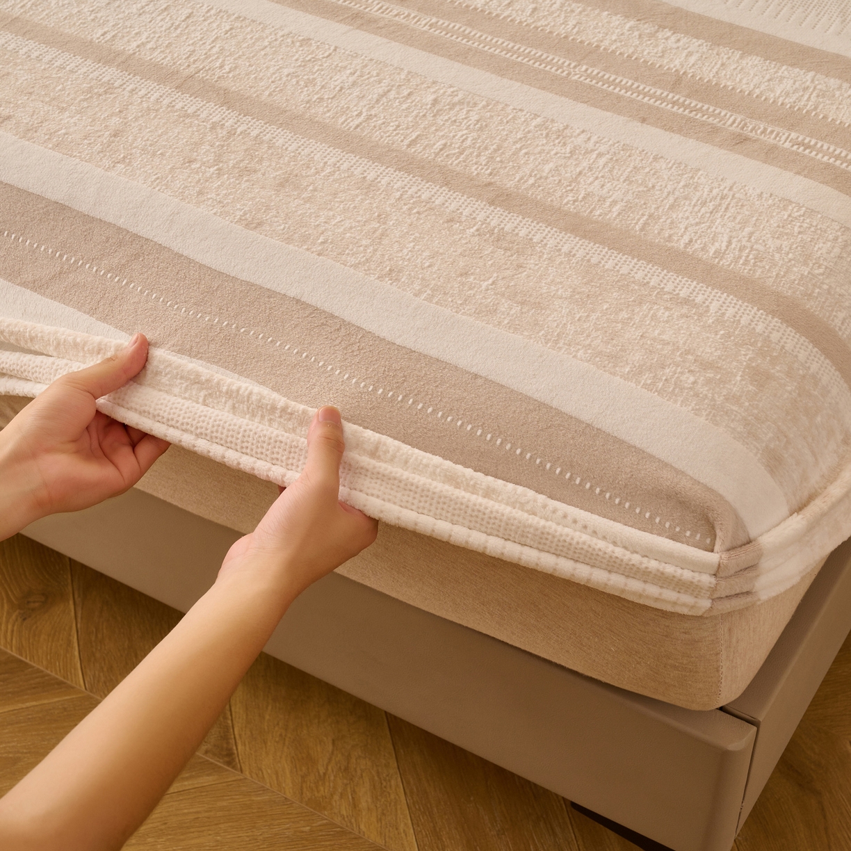 91家纺网 家纺一手货源 找家纺 早晨家纺 2025新款高克重牛奶绒烂花单床笠 素纹